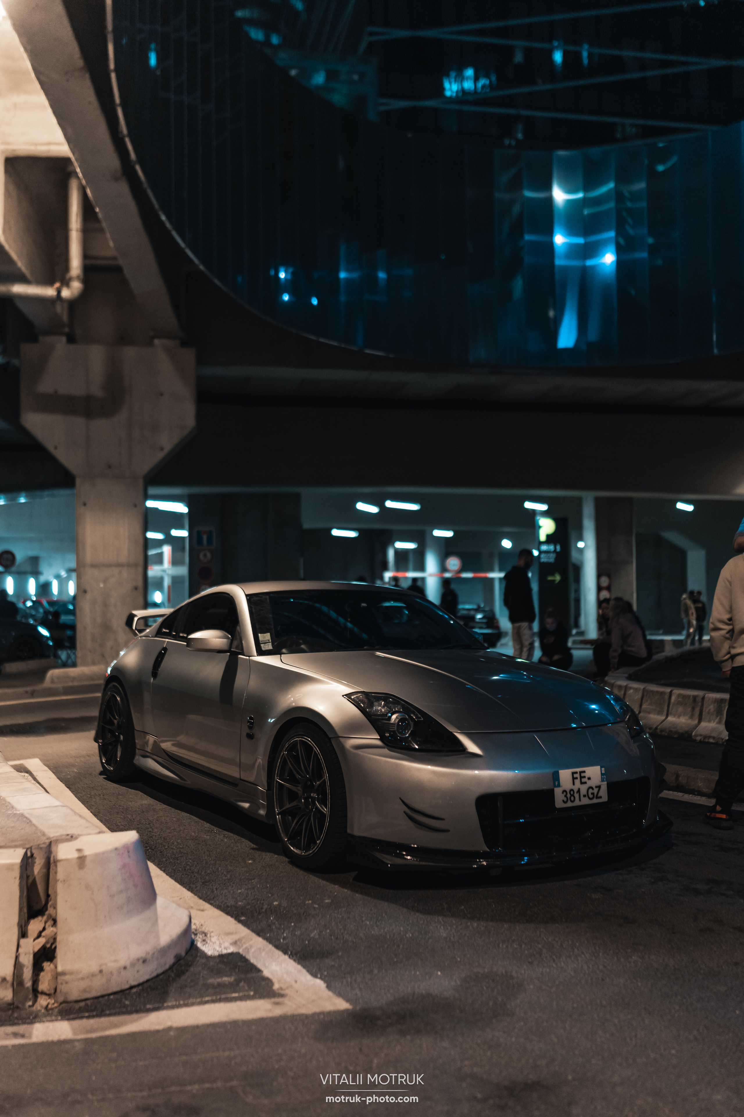 Rasso Nuit la Defense. Photographe de voitures à Paris — Vitalii Motruk