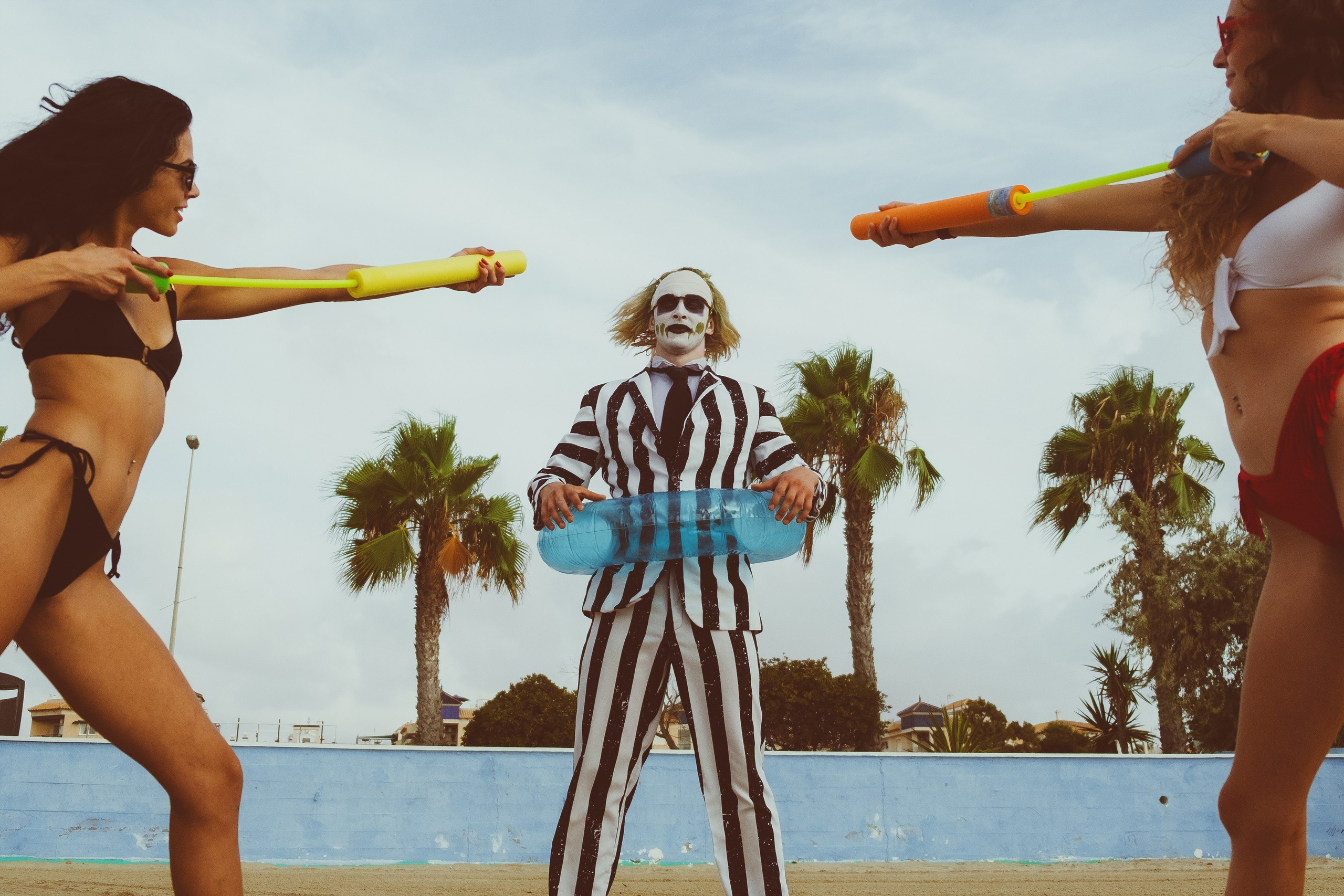 Beetlejuice на море: Экспериментальная фотосессия с цирковыми артистами — Фотограф Андрей Луковников