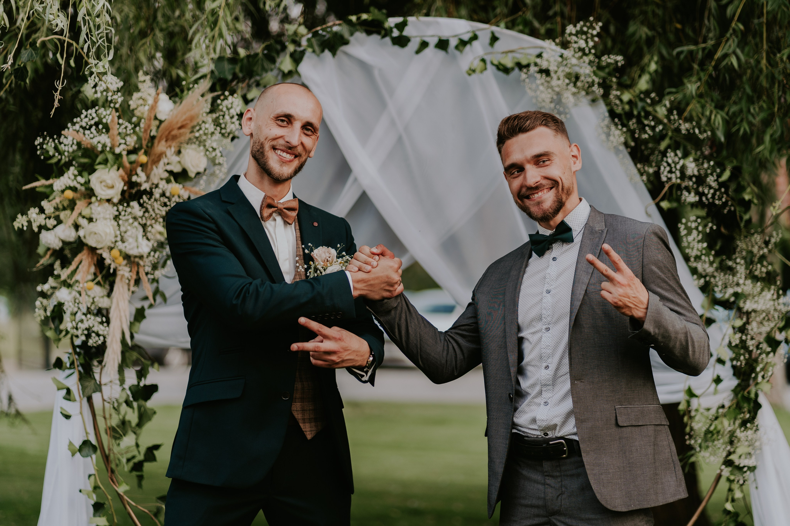 Dwór Wierzbno: plenerowy ślub pod wierzbą. Karkowskafoto - fotografia miłości