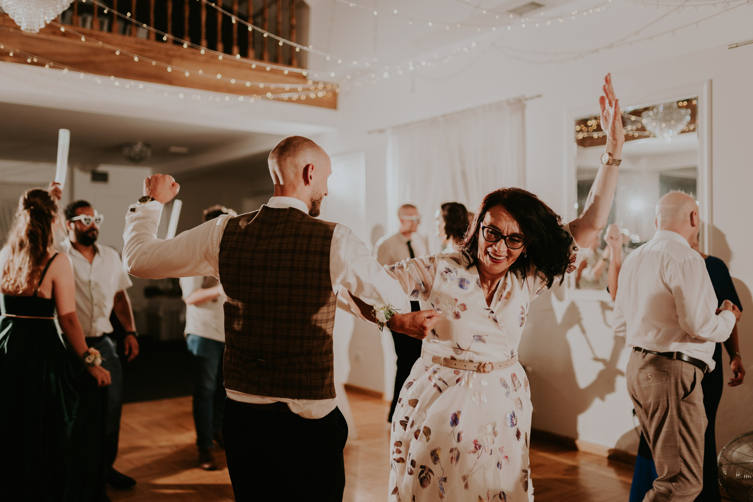 Dwór Wierzbno: plenerowy ślub pod wierzbą. Karkowskafoto - fotografia miłości