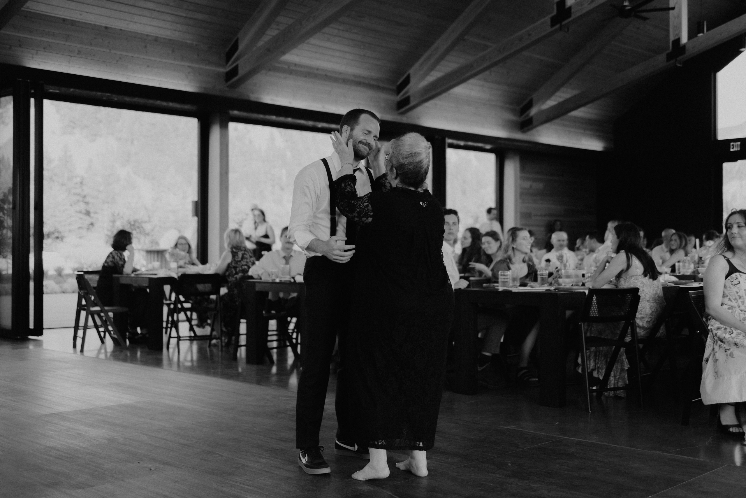 Wedding Shelby & Riley | Columbia River Gorge, WA | Georgy Shishkin Photography Photography. Portland Wedding Photographer | Authentic PNW Love Stories