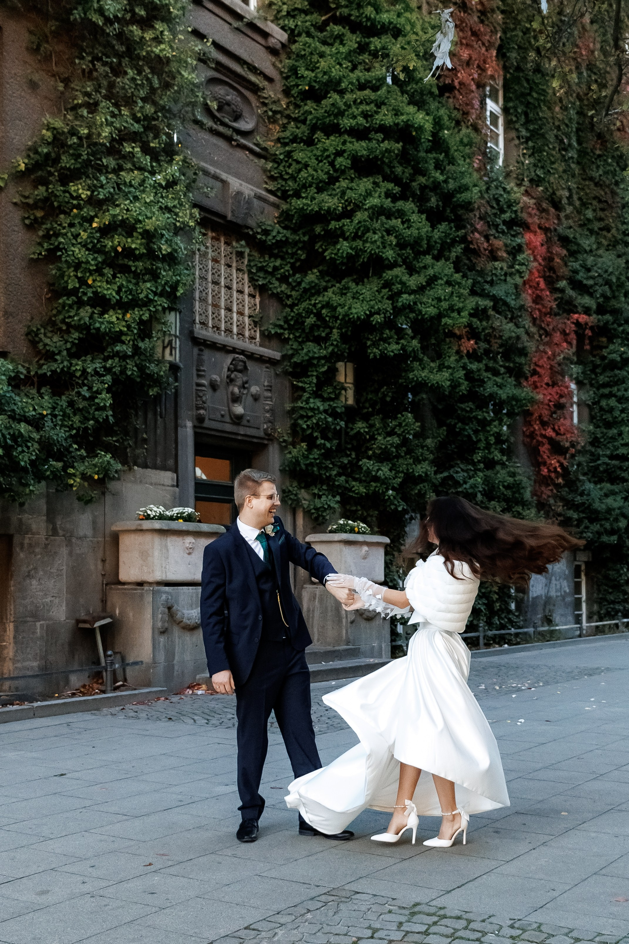 Eine intime Feier vor der großen Hochzeit: Solongo und Victor im Standesamt Spandau. Hochzeitsfotografie in Berlin Nataliia Schütze