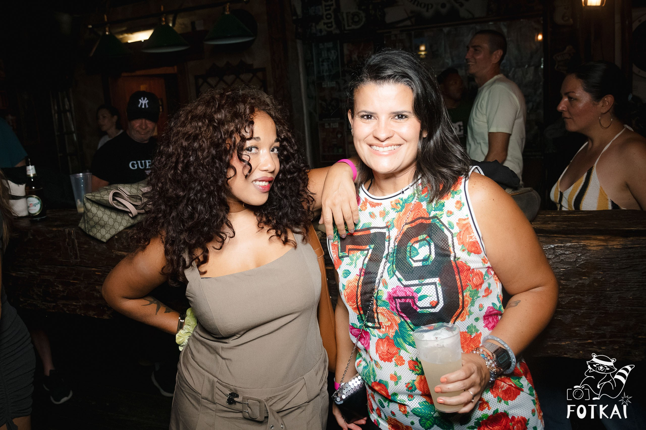 Fiesta Víspera de Festivo en El Paso Rock Bar – Hip Hop Old School | Reportaje fotográfico 08.10.2025 | FOTKAI