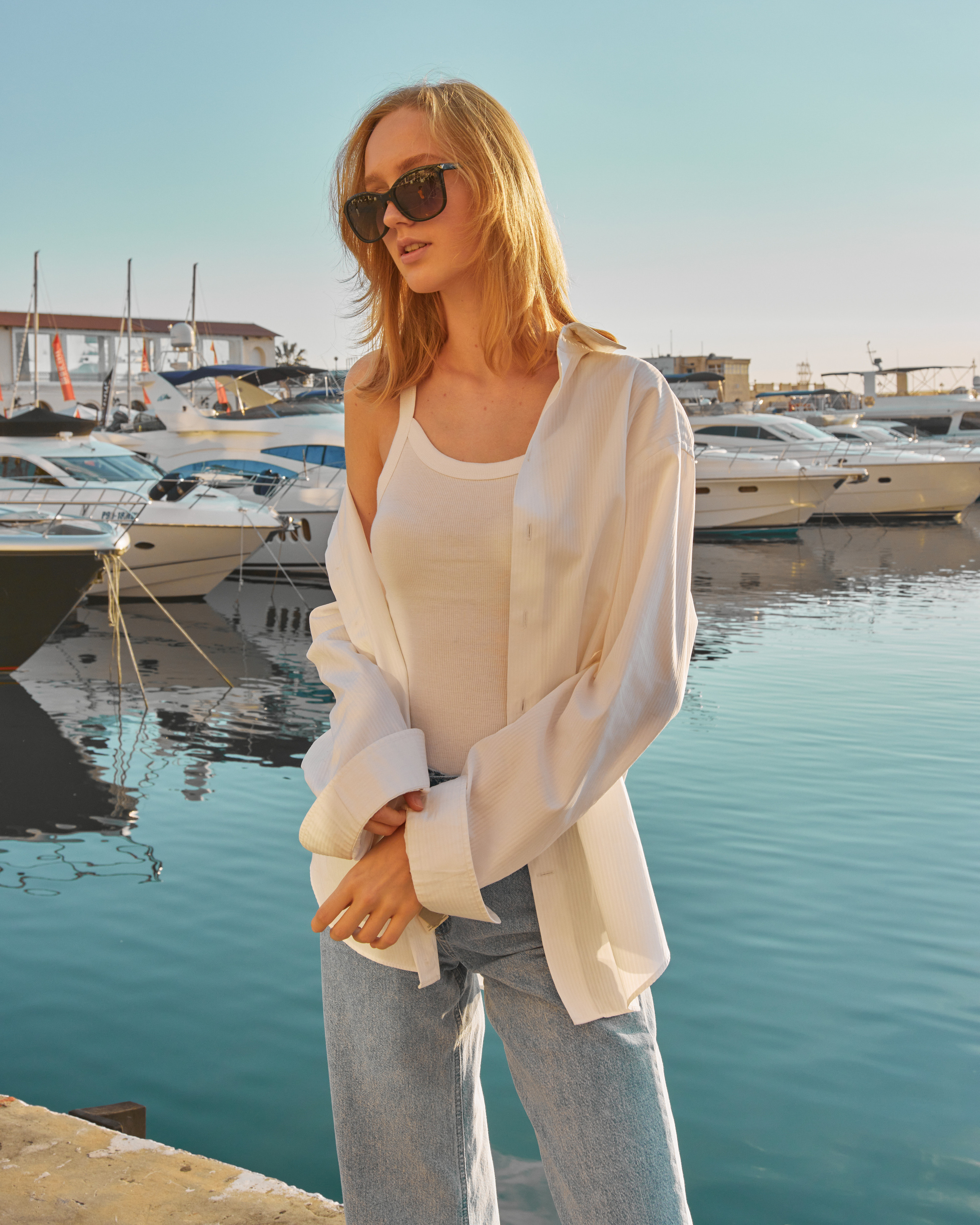 Sesión de fotos lifestyle junto al agua con estilo natural