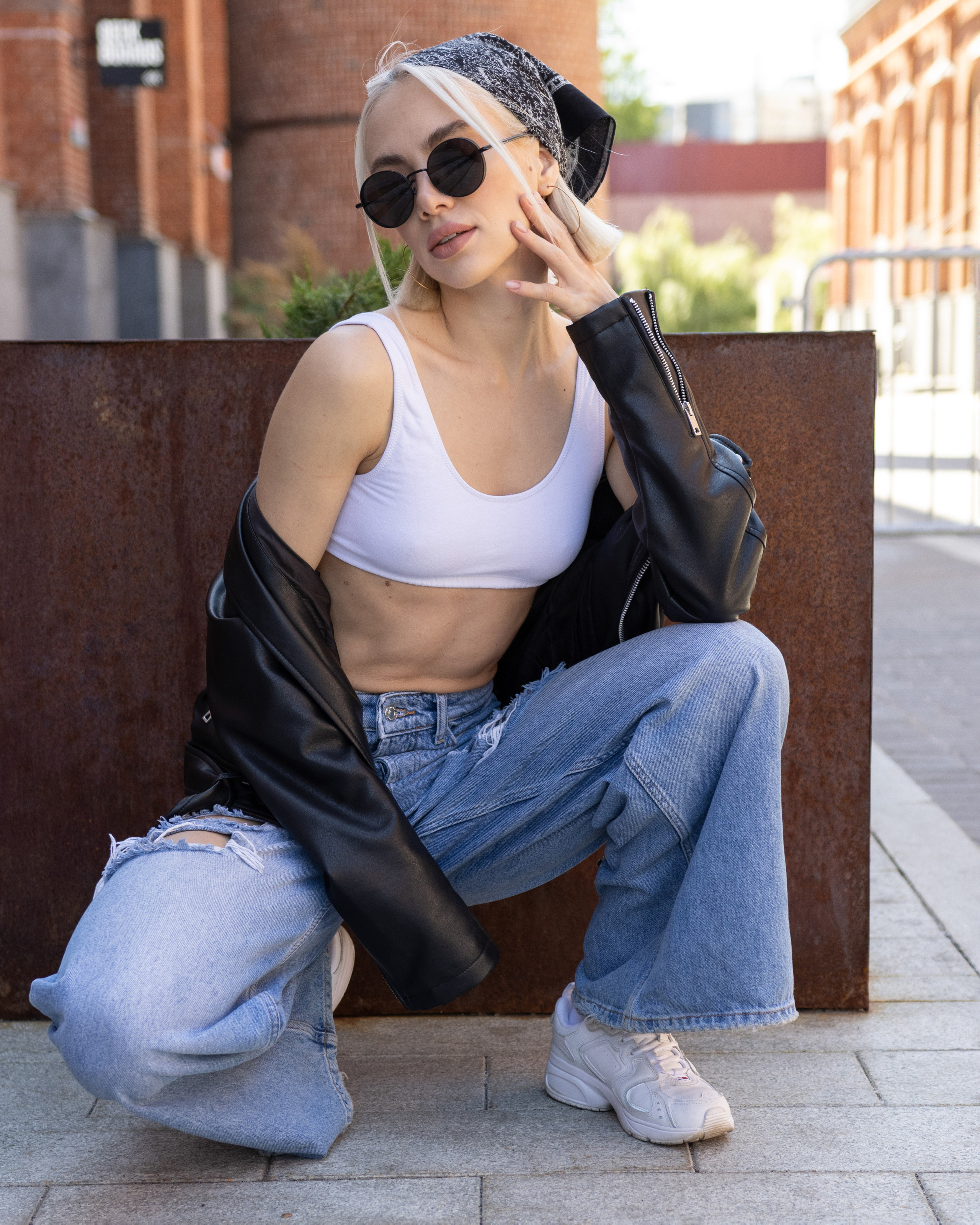 Retrato lifestyle femenino con estilo urbano y gafas de sol