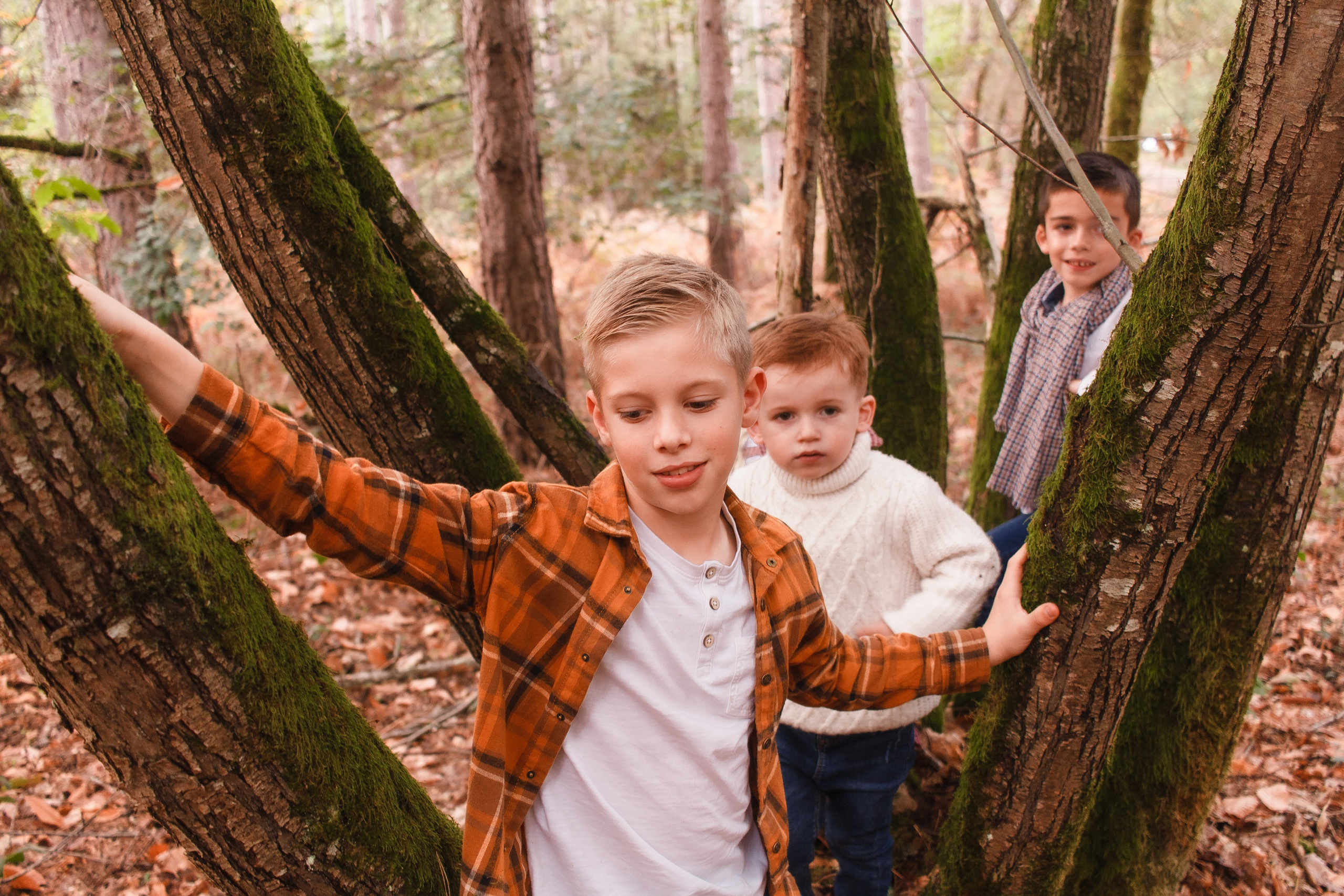 La famille Bouchard -Chausson en automne. Photographe professionnelle à Poitiers, Tours et Châtellerault | Studio photo entre Poitiers et Tours – portraits, familles, entreprises, ma