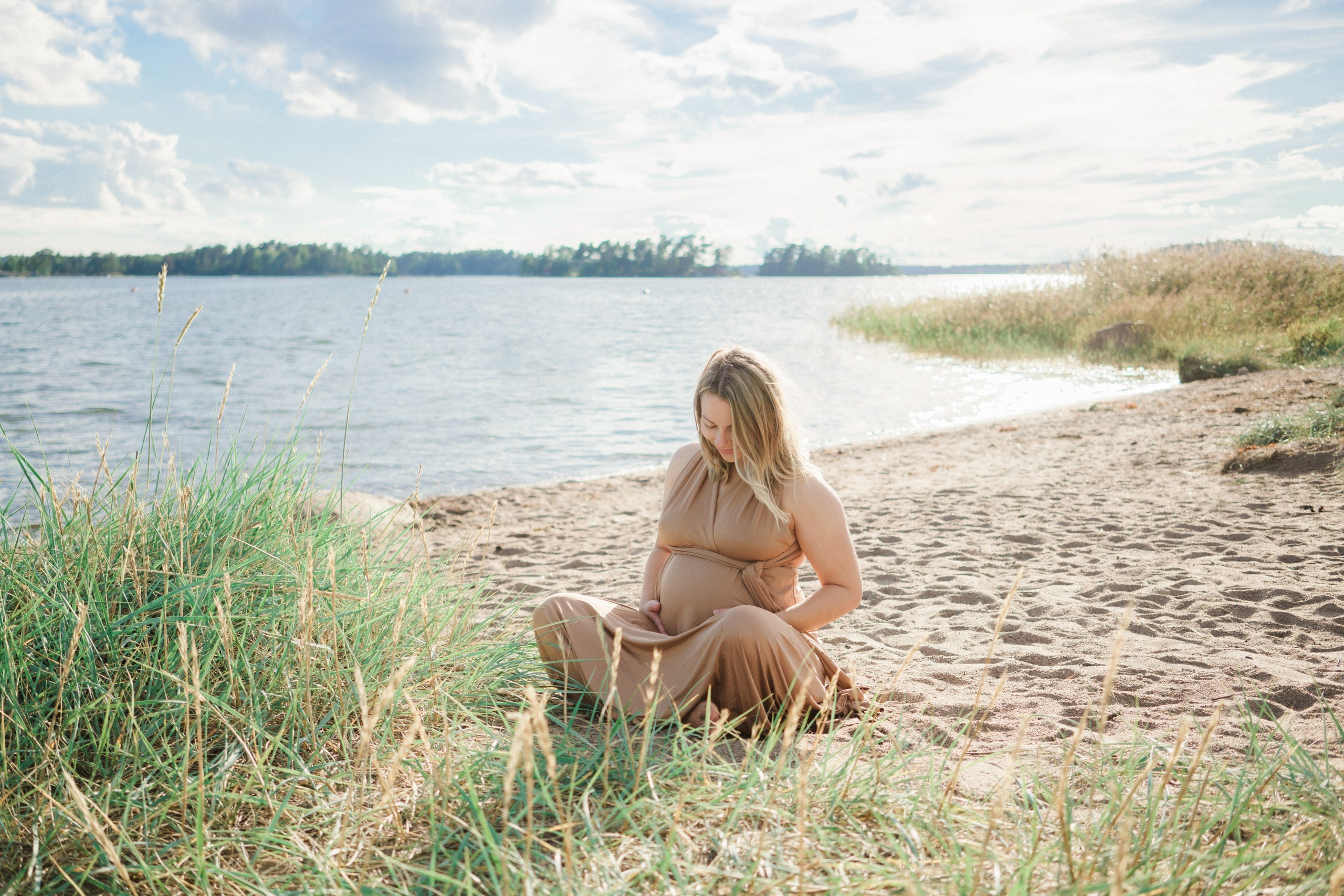 Raskauskuvaus Helsingissä merenrannalla