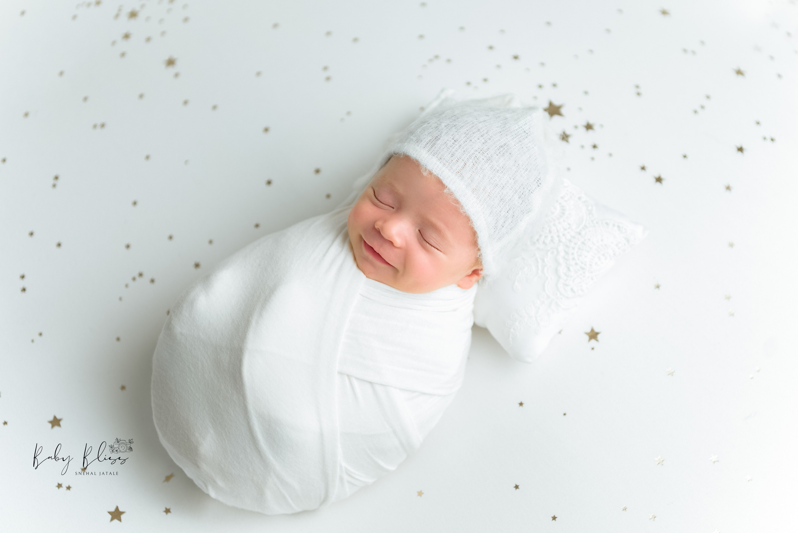 Best newborn photographer in Doha, Qatar. Best infant photoshoot in Doha, Qatar. Newborn photo session in Doha Qatar, baby, sitter, cake smash, pre-birthday, maternity, family photographer in Doha, Qatar