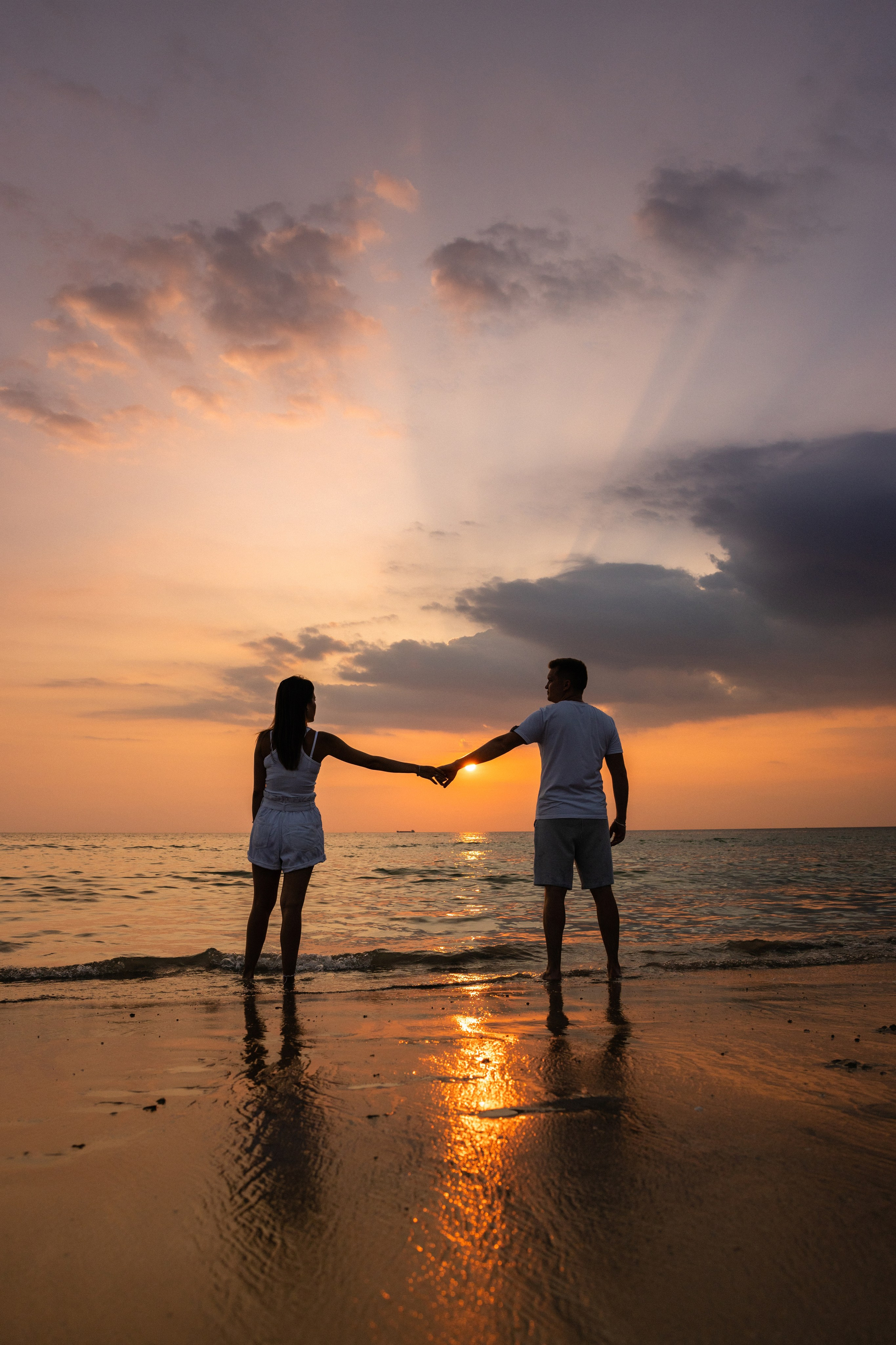 Love Story на Пхукете: фотосессия для пары на пляже Карон. Фотограф на Пхукете в Таиланде