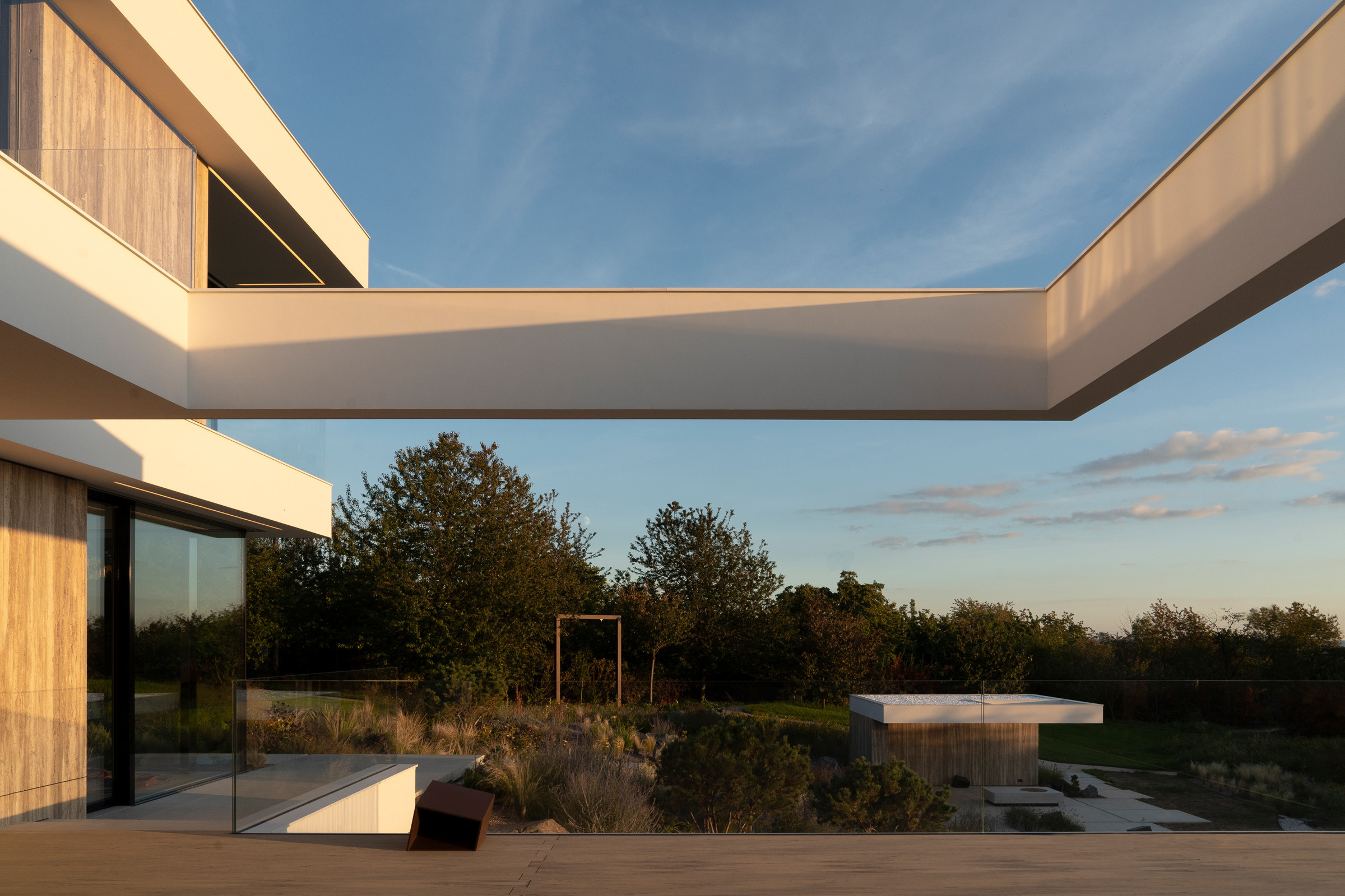 Architekt Praha - Navrhujeme luxusní domy. Špičková moderní architektura. architektonické studio Praha. Architekti rodinných domů | Architektonické studio Praha. Zahradní architekt. Bytový Architekt a Návrhy interiérů. Architekt rodinných domů. Luxury villa. Nejlepší Vily. Luxury vila.