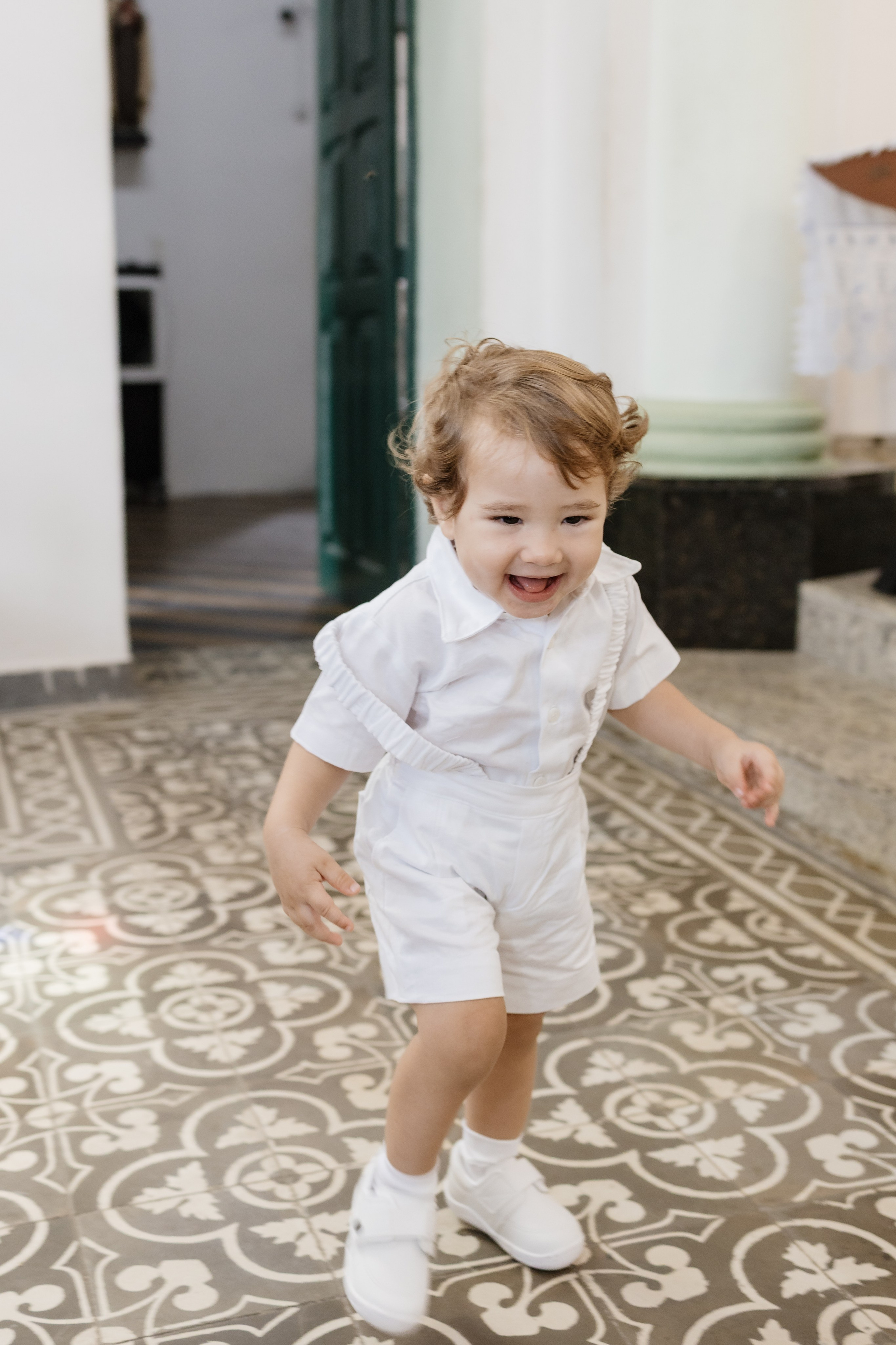 Criança correndo pela igreja, antes do batismo