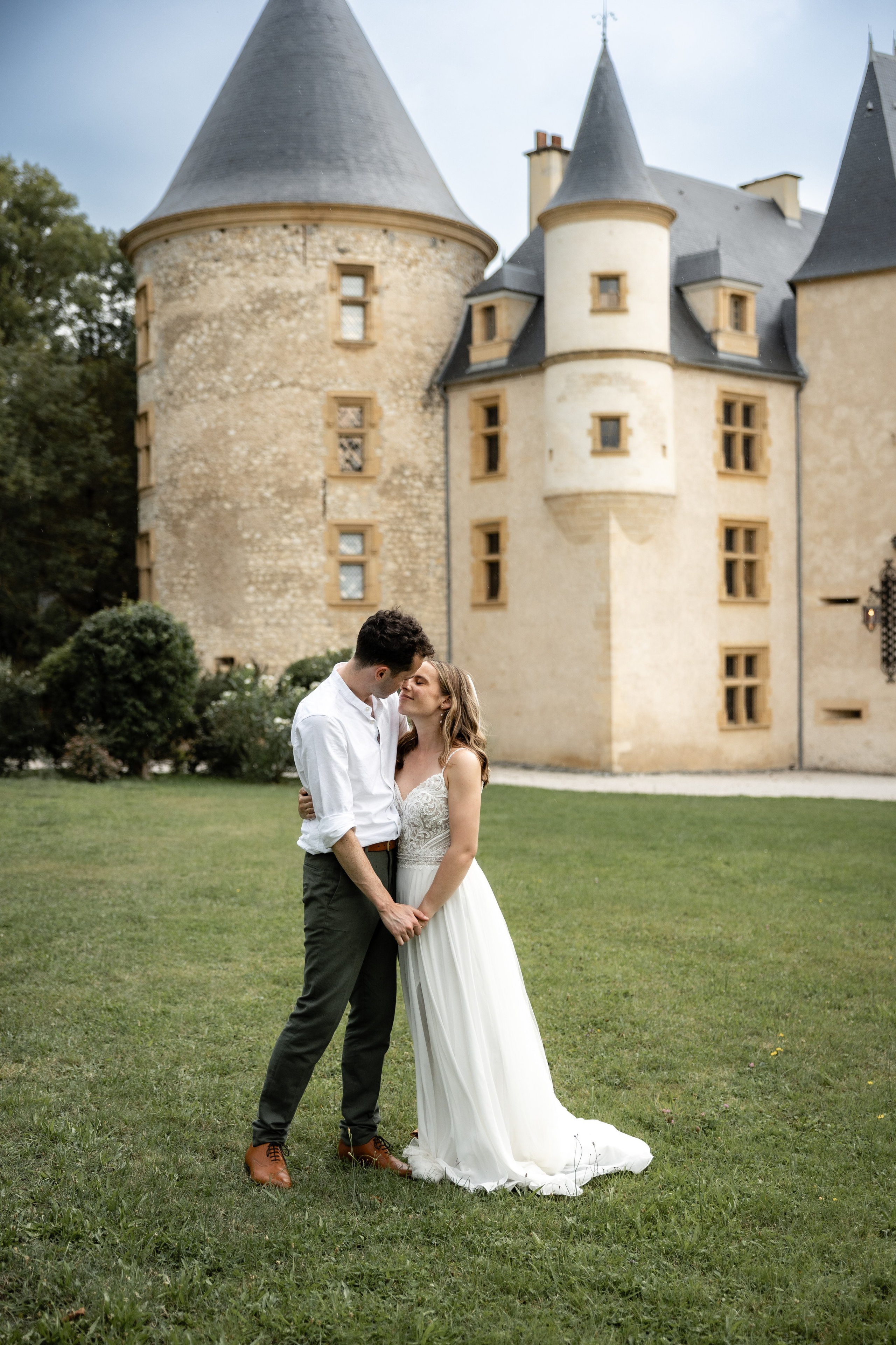 Rachel et Giles. Photo de mariage au Château de Saint-Martory. Eugénie Smirnova — photographe à Toulouse et dans le sud-ouest de la France