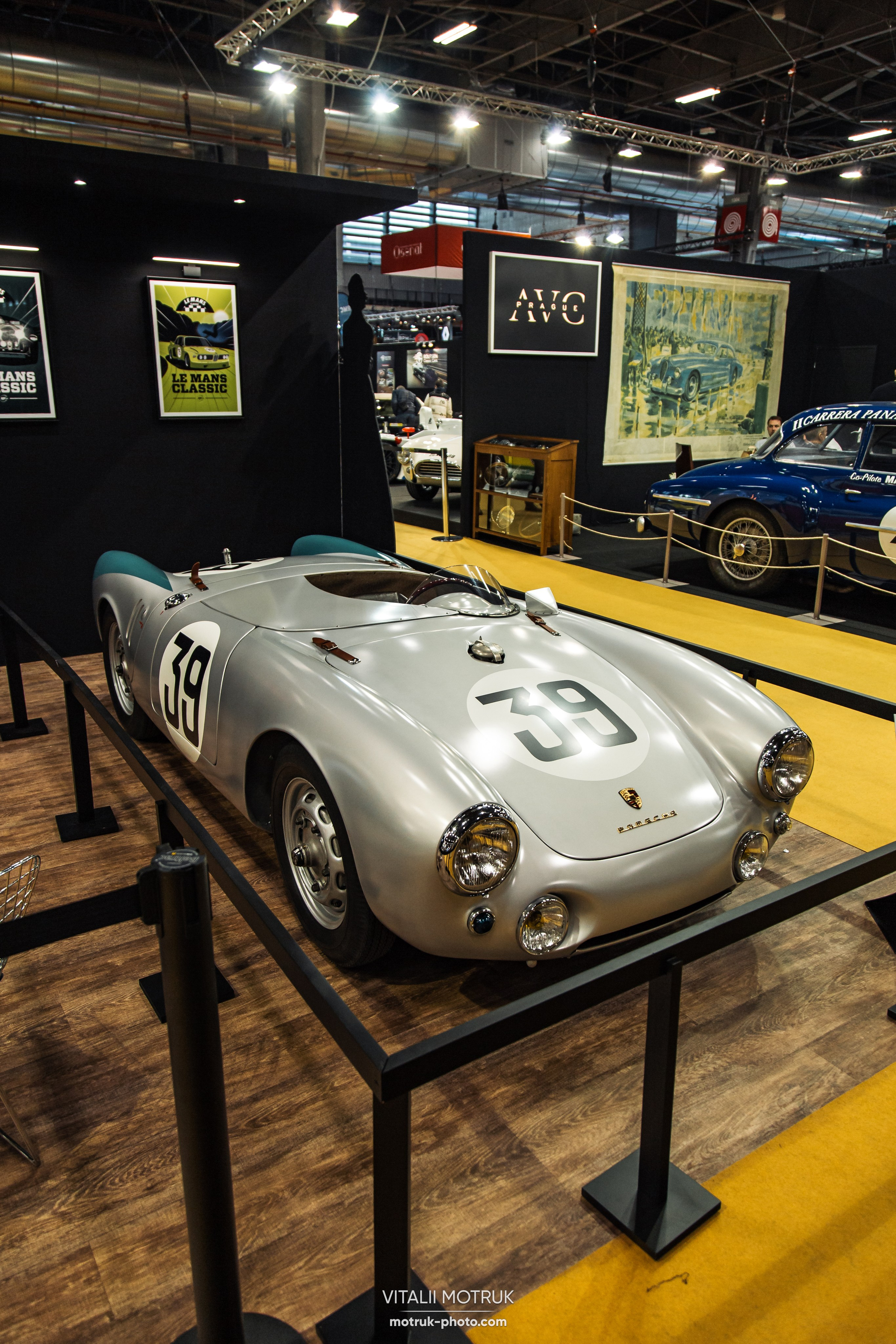 Retromobile 2023. Photographe de voitures à Paris — Vitalii Motruk