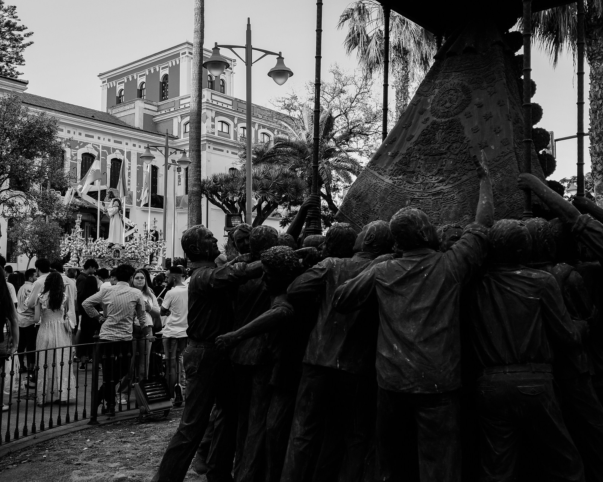 Cuando la calle te pone a prueba: Fotografía Documental en el Corpus de Huelva con Ricoh GR IV. Fotógrafo profesional en Sevilla Francisco Guerrero