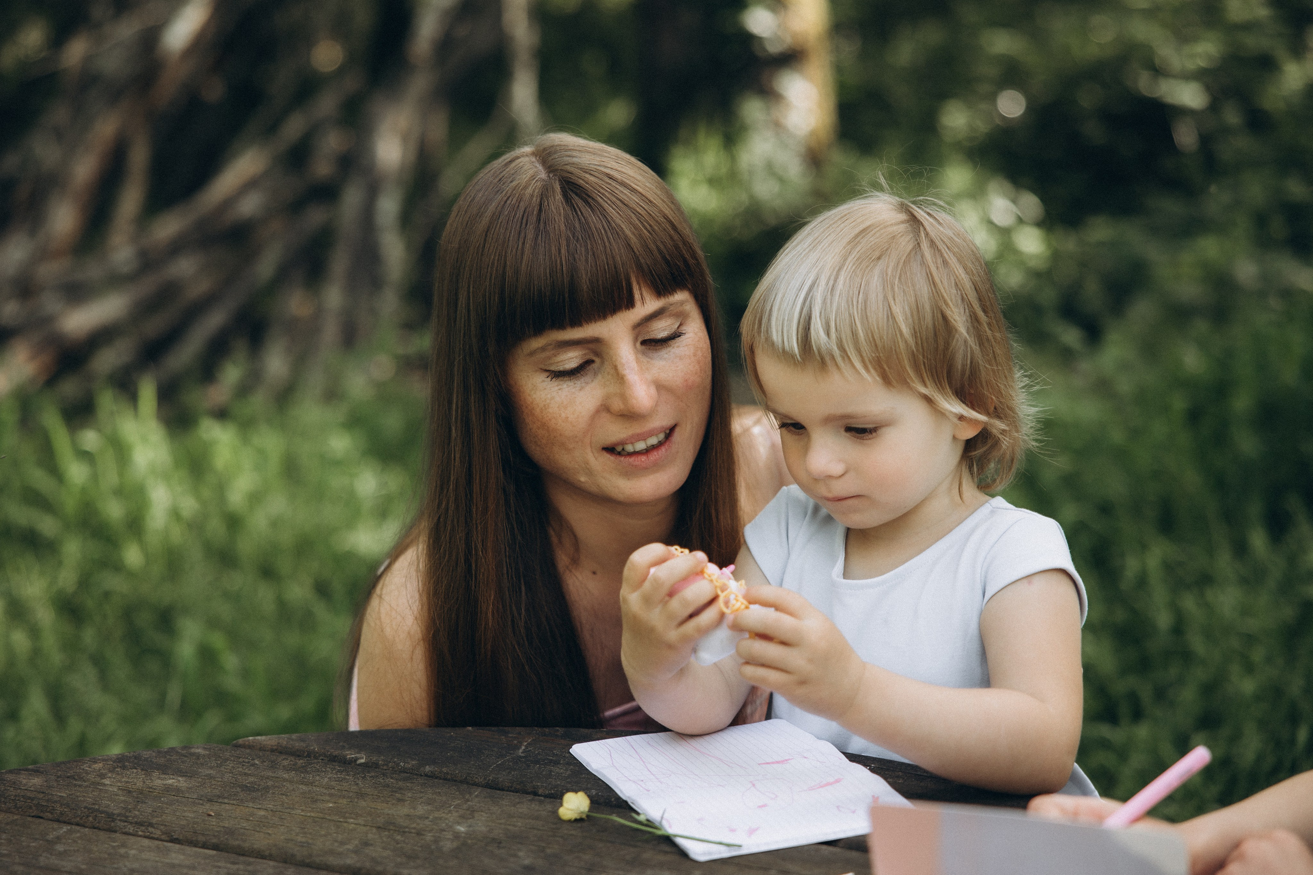 Séance photo en famille Forêt de Bouconne. Eugénie Smirnova — photographe à Toulouse et dans le sud-ouest de la France