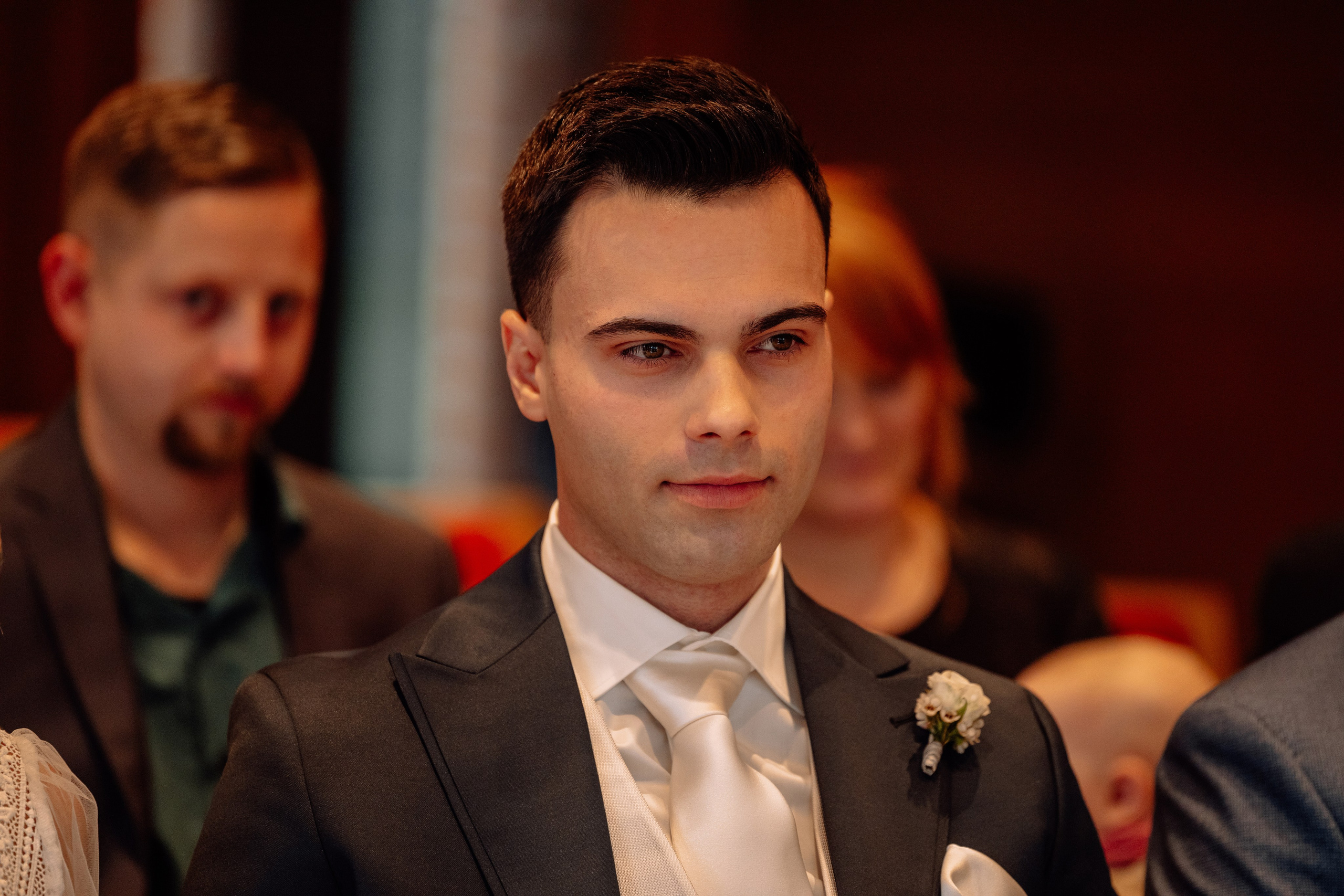 Nahaufnahme des Bräutigams im Standesamt Feldkirchen