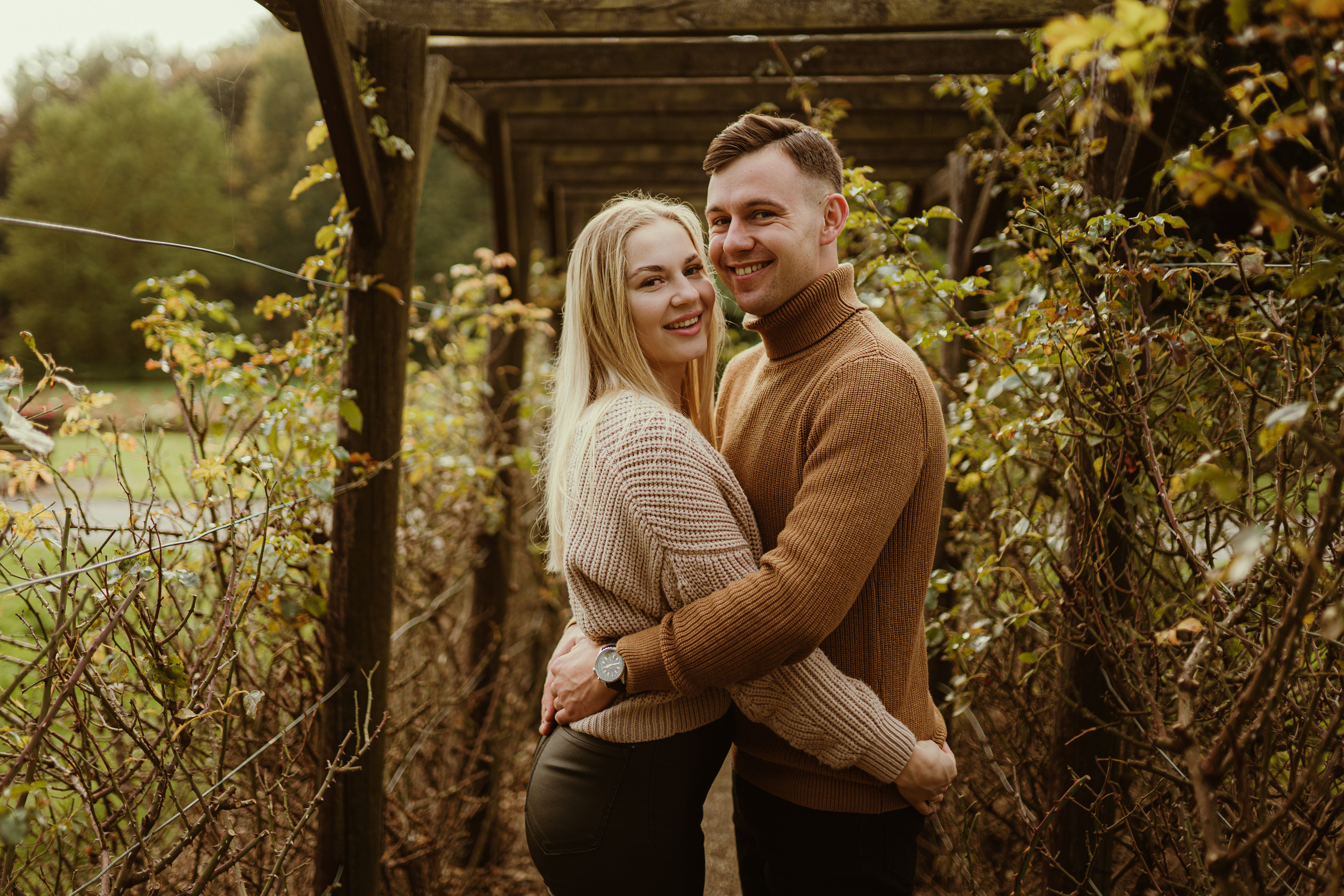 Jesienny spacer Kasi i Konrada. Karkowskafoto - fotografia miłości