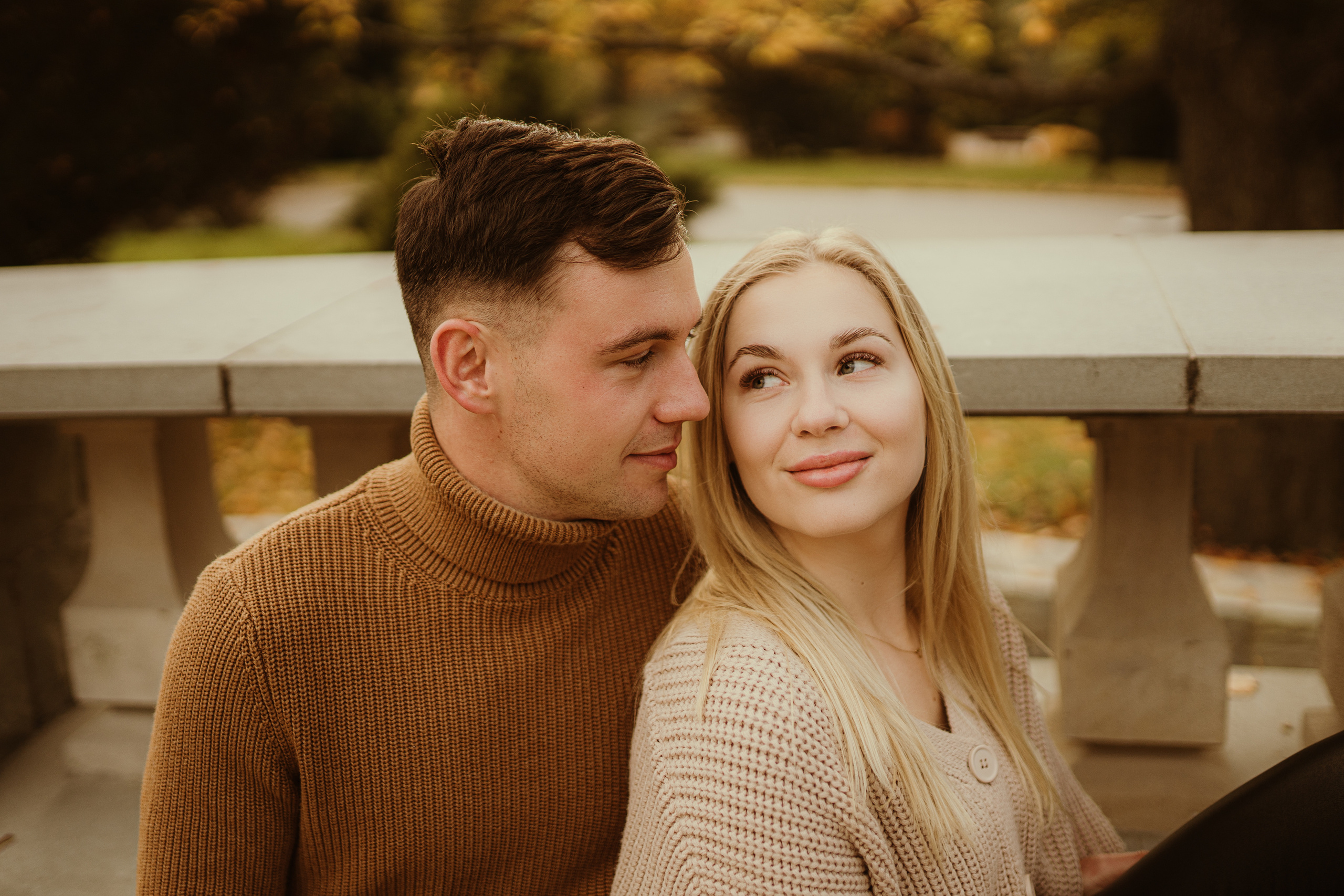 Jesienny spacer Kasi i Konrada. Karkowskafoto - fotografia miłości