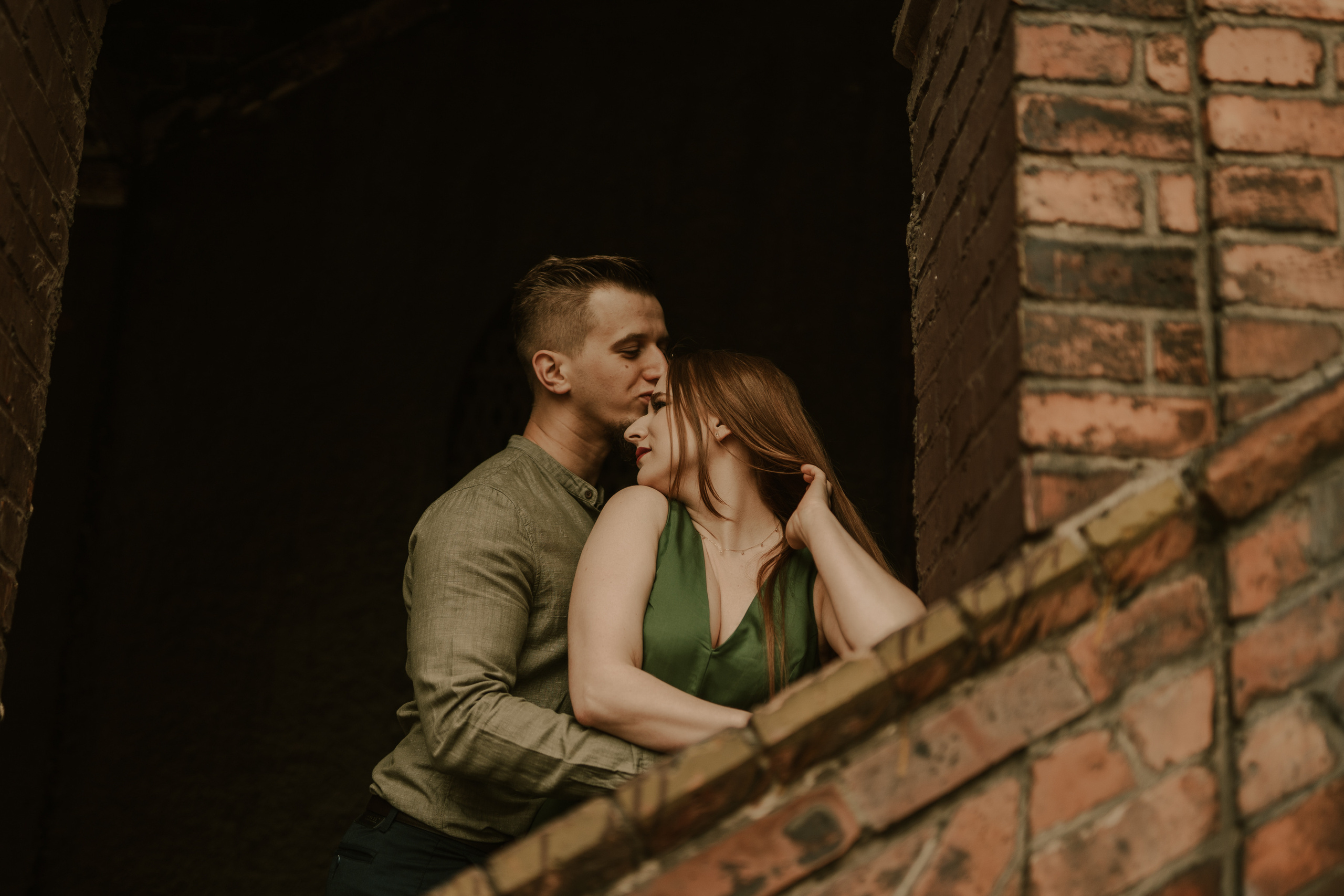 Piesek z okienka - sesja narzeczeńska Patrycji i Łukasza. Karkowskafoto - fotografia miłości