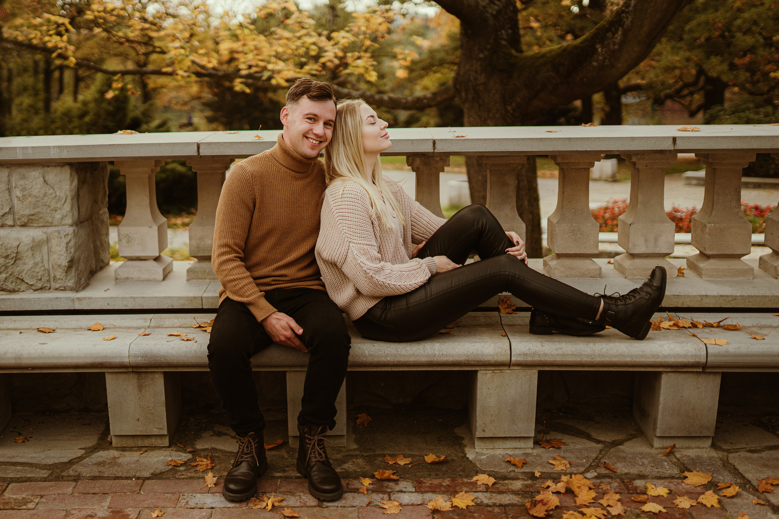 Jesienny spacer Kasi i Konrada. Karkowskafoto - fotografia miłości