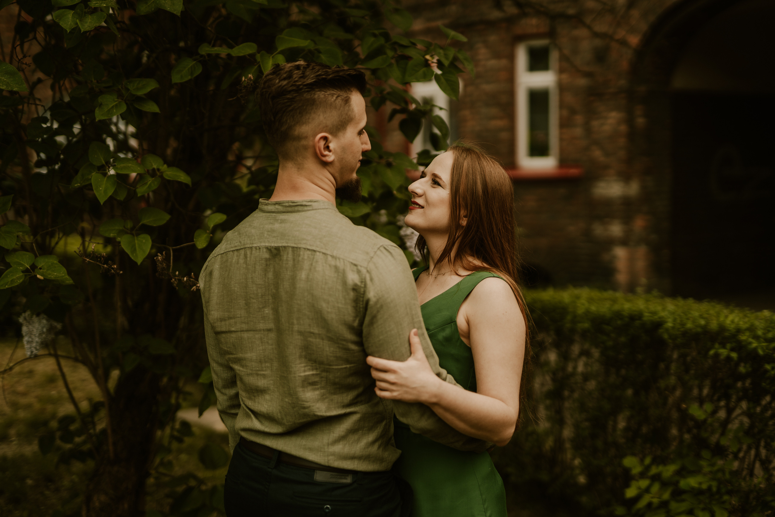 Piesek z okienka - sesja narzeczeńska Patrycji i Łukasza. Karkowskafoto - fotografia miłości