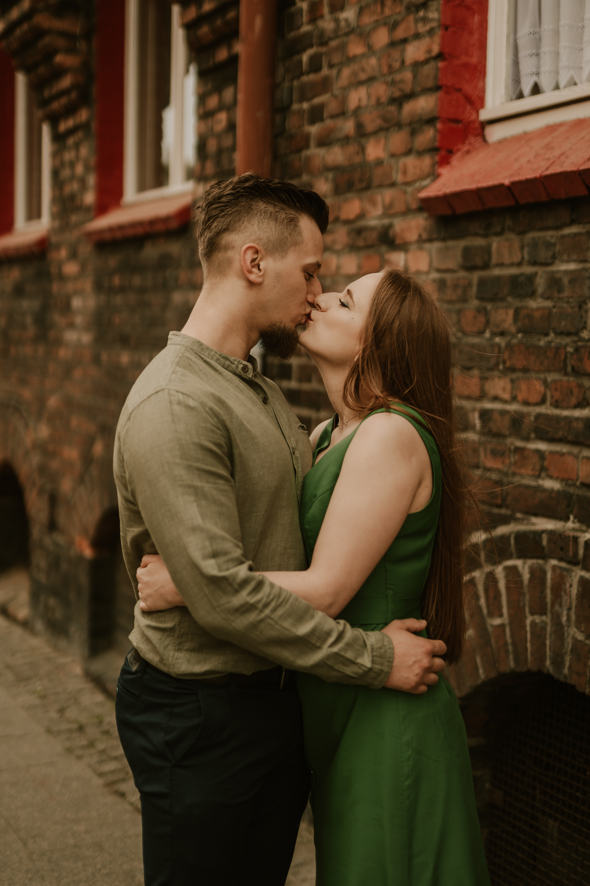 Piesek z okienka - sesja narzeczeńska Patrycji i Łukasza. Karkowskafoto - fotografia miłości