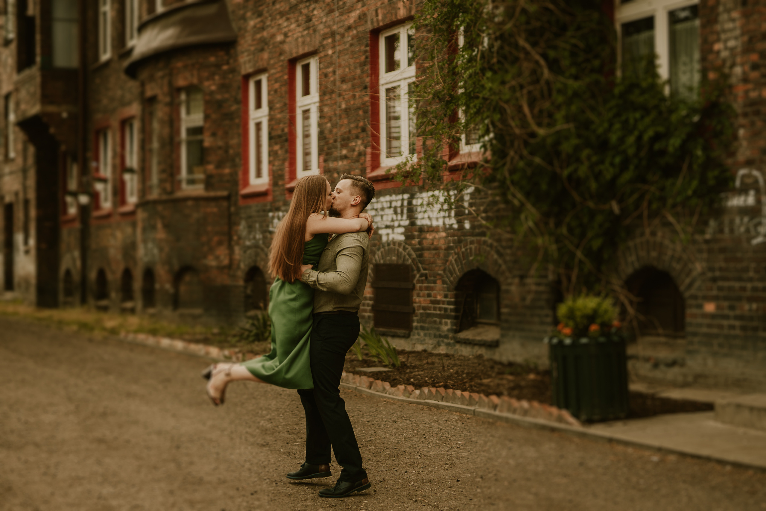 Piesek z okienka - sesja narzeczeńska Patrycji i Łukasza. Karkowskafoto - fotografia miłości