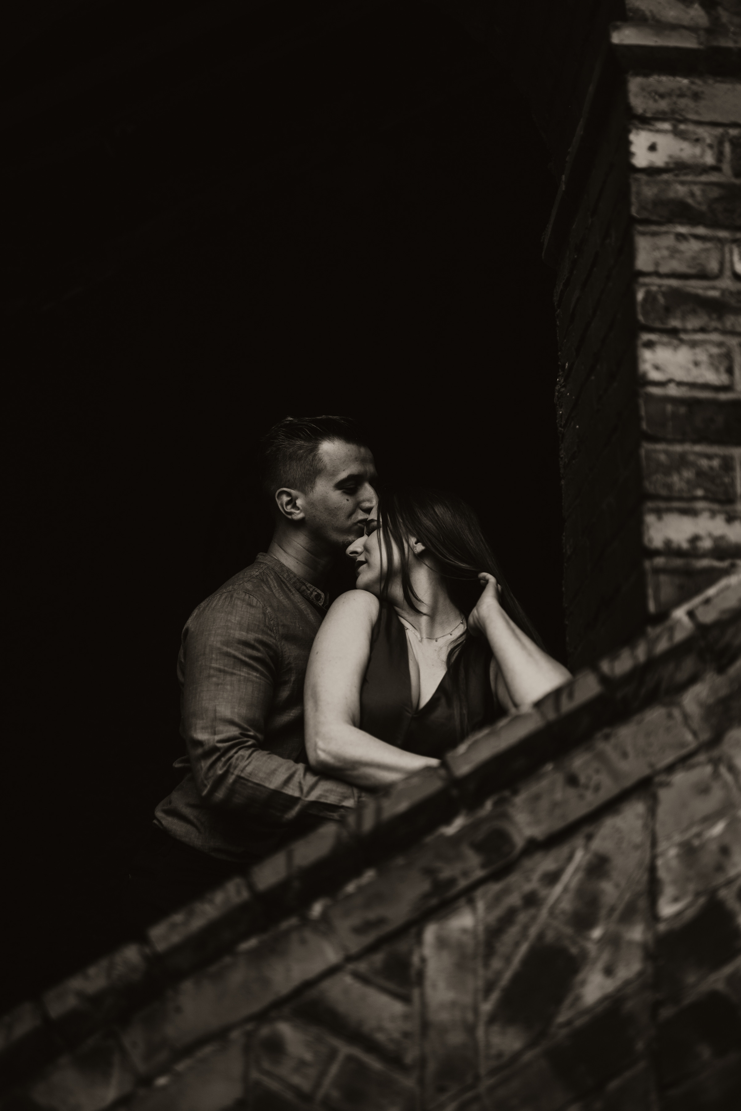 Piesek z okienka - sesja narzeczeńska Patrycji i Łukasza. Karkowskafoto - fotografia miłości