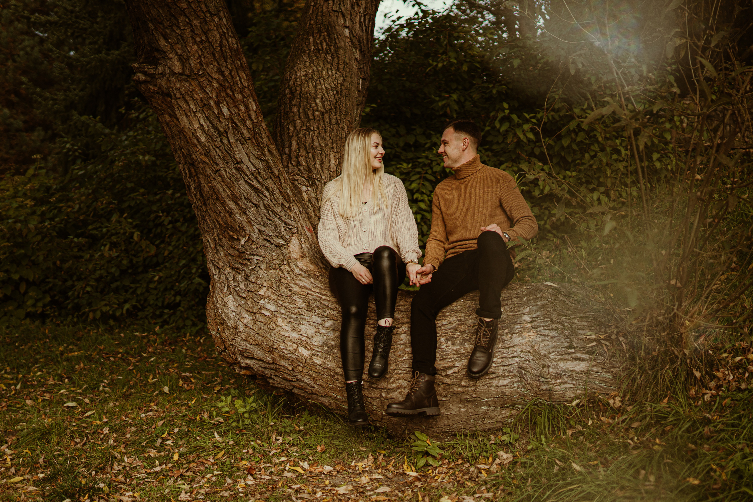 Jesienny spacer Kasi i Konrada. Karkowskafoto - fotografia miłości