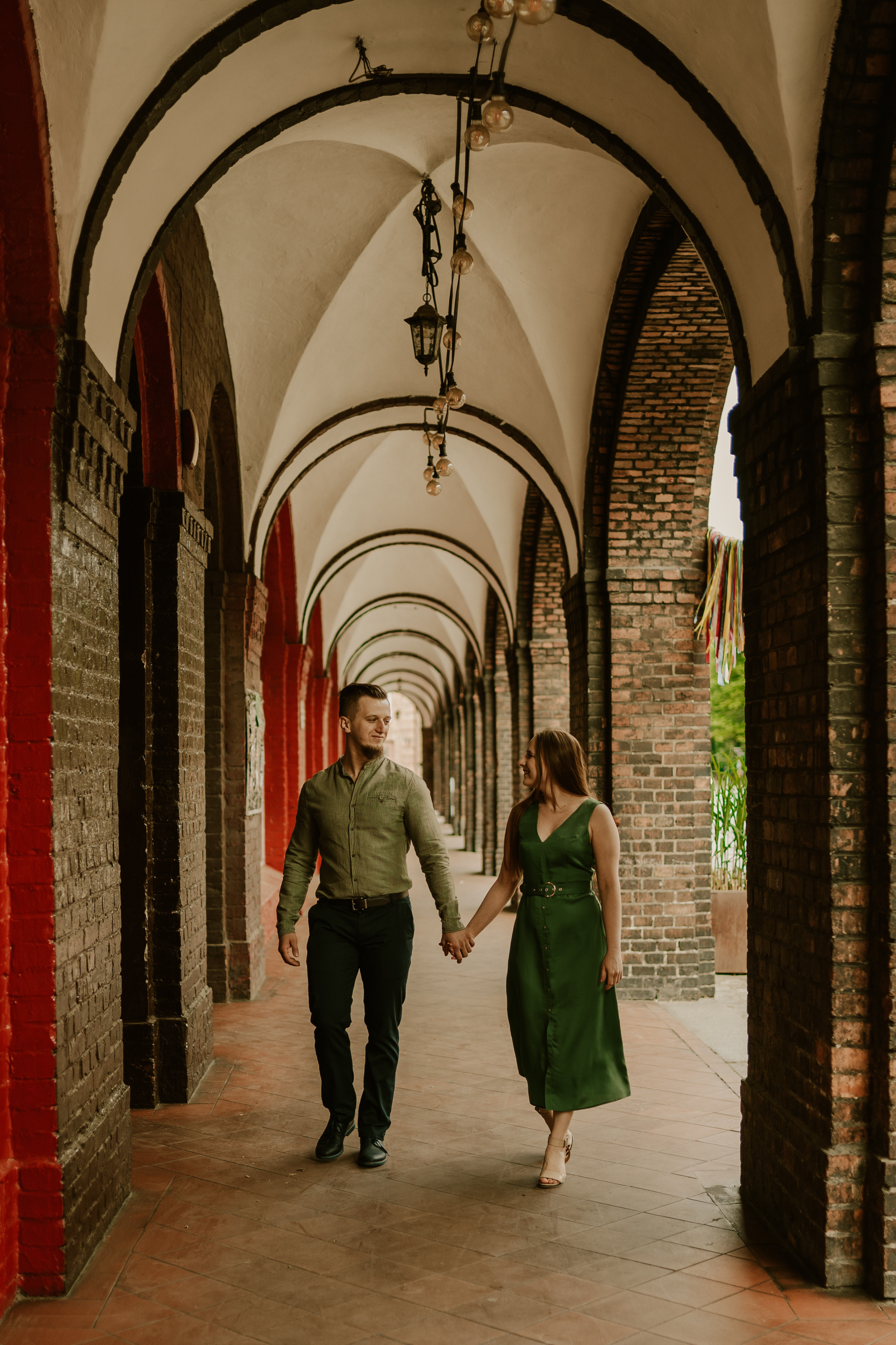 Piesek z okienka - sesja narzeczeńska Patrycji i Łukasza. Karkowskafoto - fotografia miłości