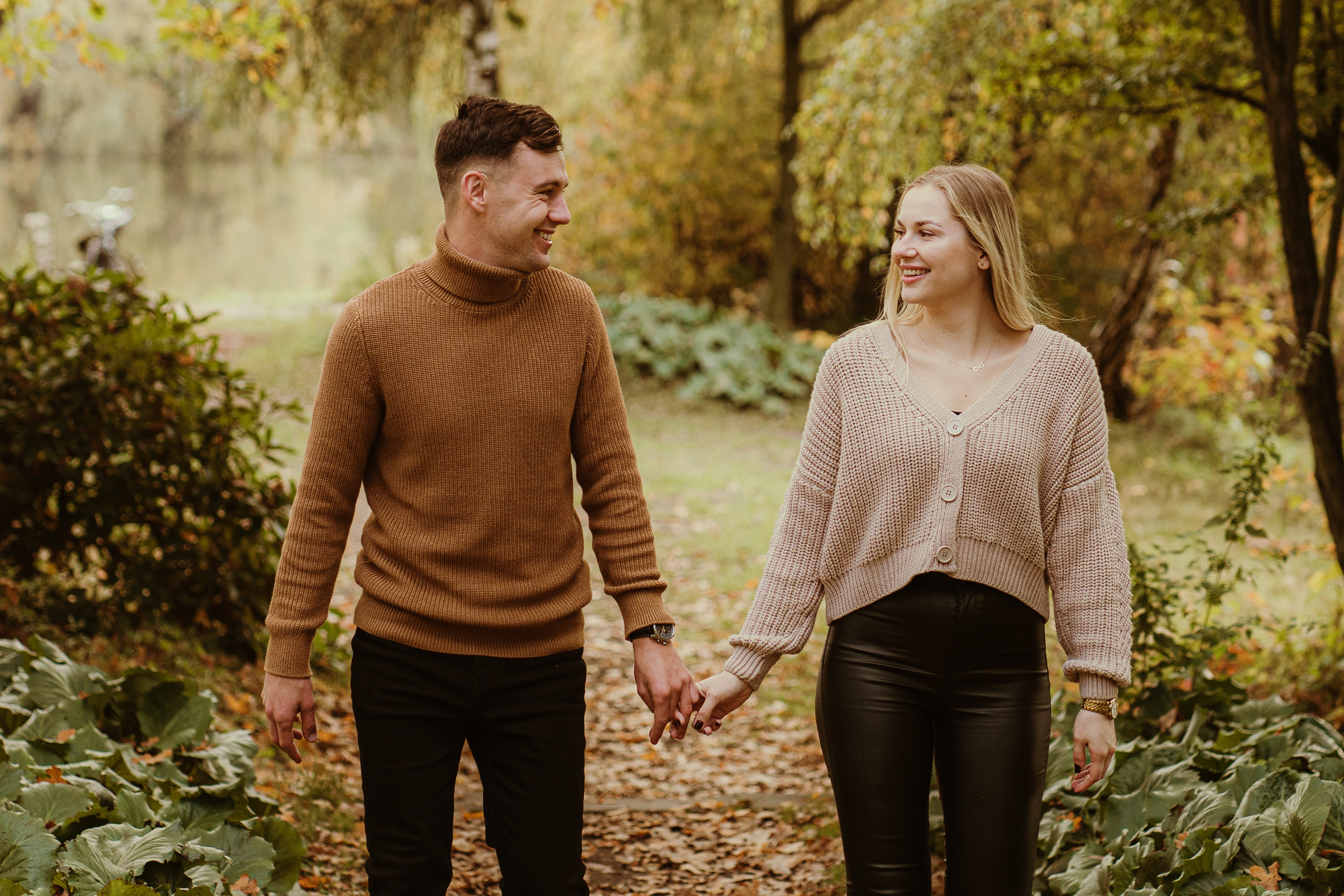 Jesienny spacer Kasi i Konrada. Karkowskafoto - fotografia miłości