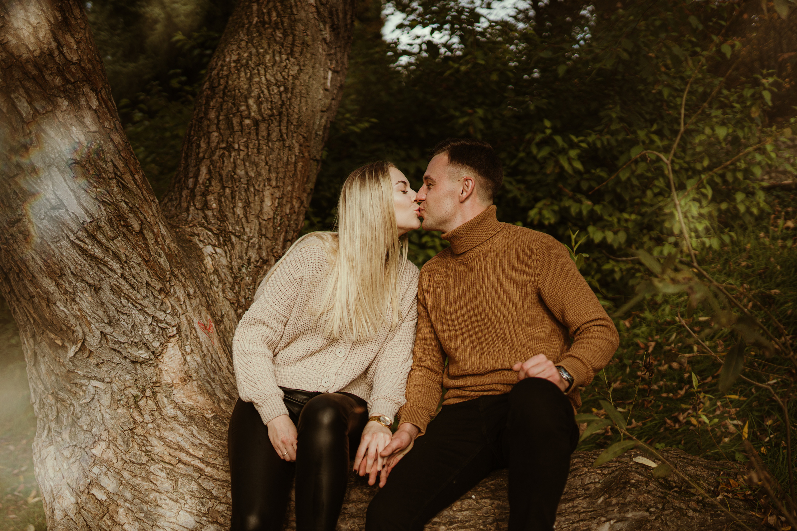 Jesienny spacer Kasi i Konrada. Karkowskafoto - fotografia miłości