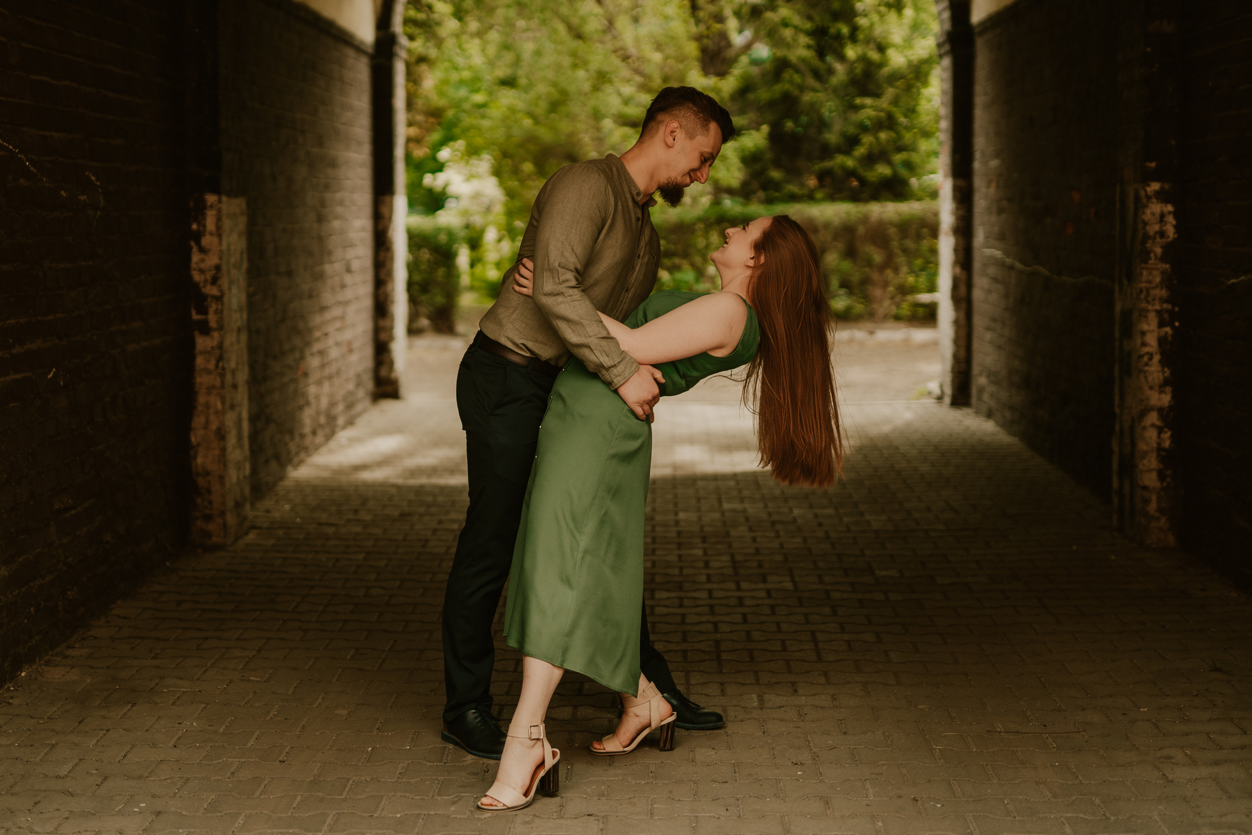 Piesek z okienka - sesja narzeczeńska Patrycji i Łukasza. Karkowskafoto - fotografia miłości