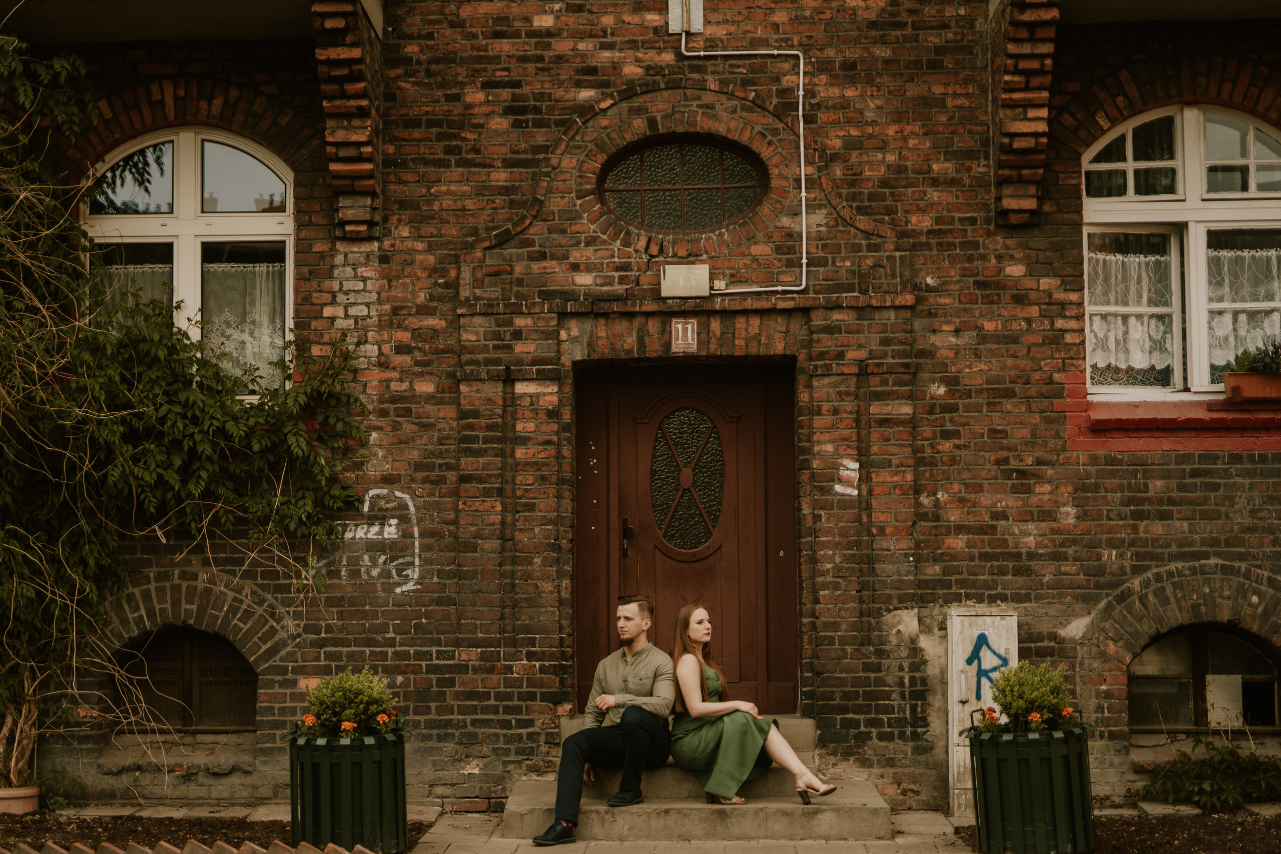 Piesek z okienka - sesja narzeczeńska Patrycji i Łukasza. Karkowskafoto - fotografia miłości