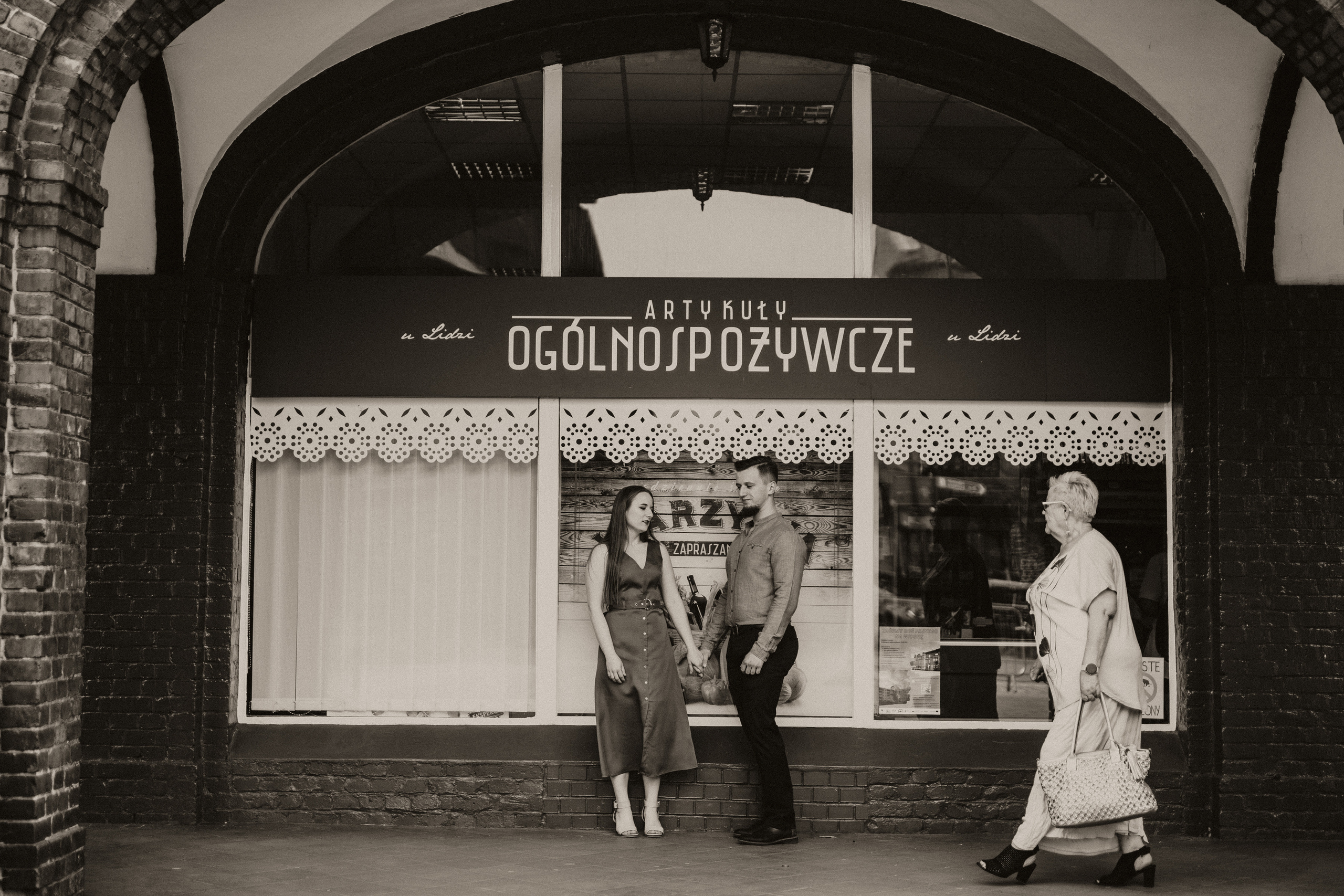 Piesek z okienka - sesja narzeczeńska Patrycji i Łukasza. Karkowskafoto - fotografia miłości