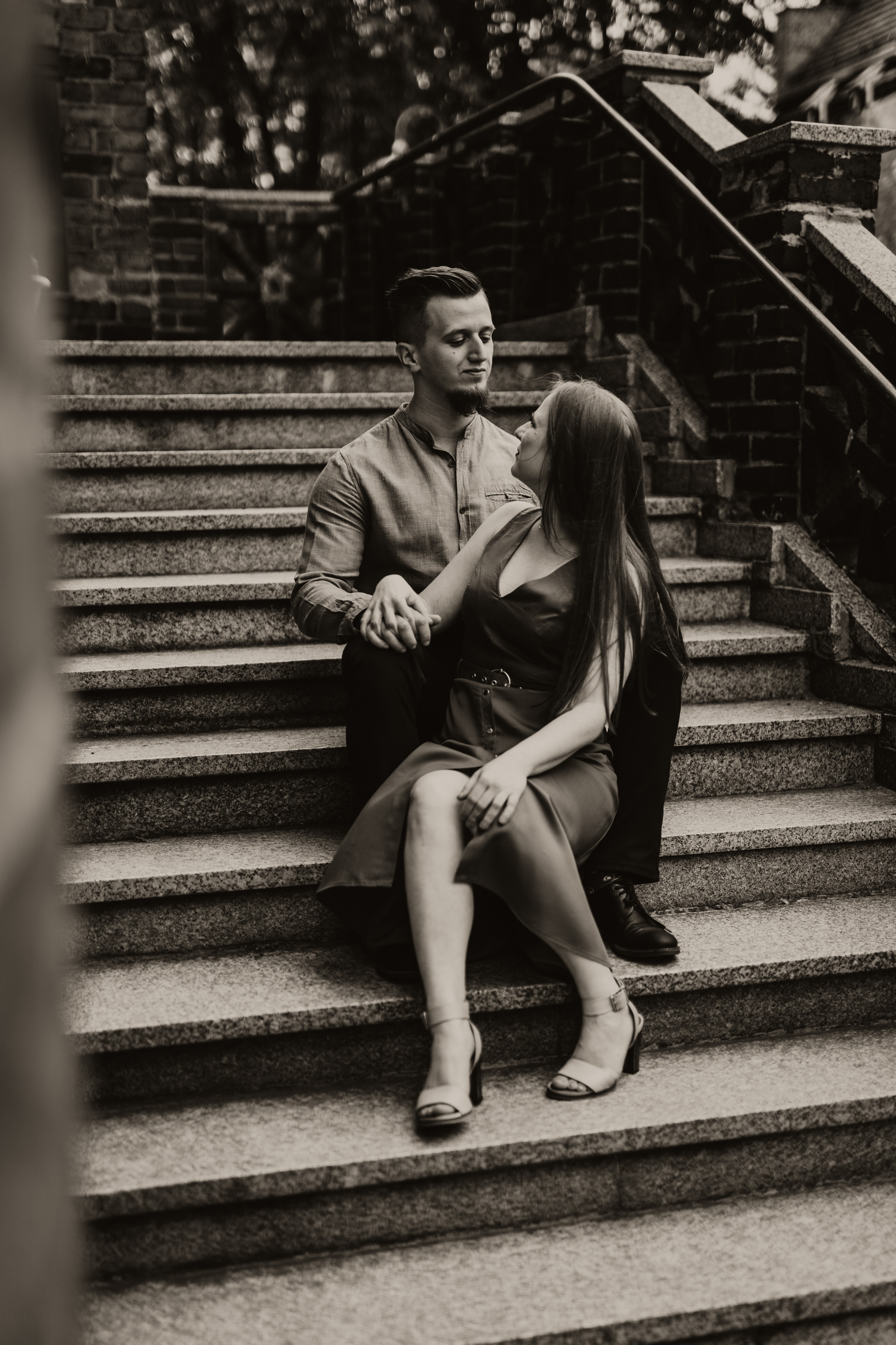 Piesek z okienka - sesja narzeczeńska Patrycji i Łukasza. Karkowskafoto - fotografia miłości