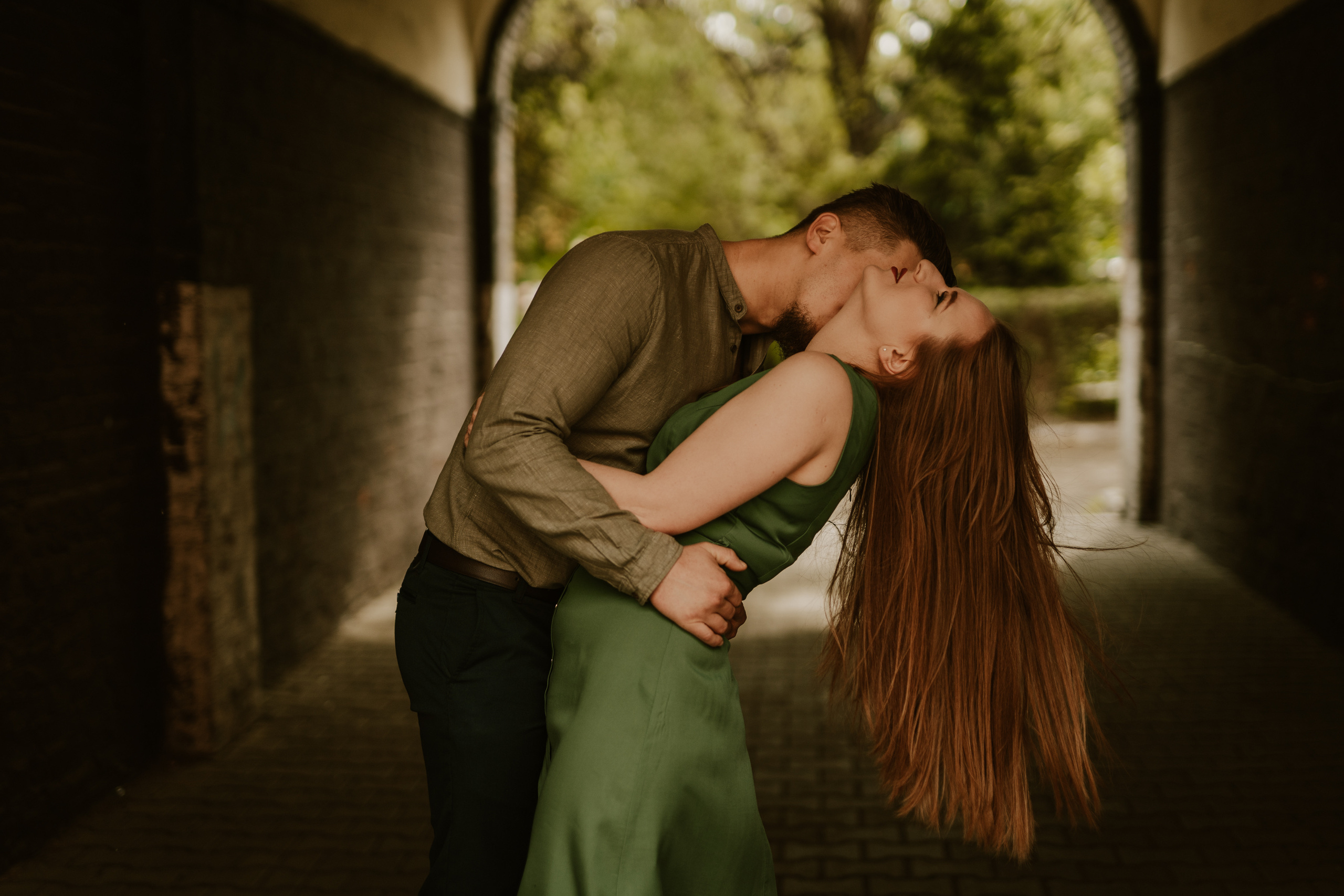 Piesek z okienka - sesja narzeczeńska Patrycji i Łukasza. Karkowskafoto - fotografia miłości