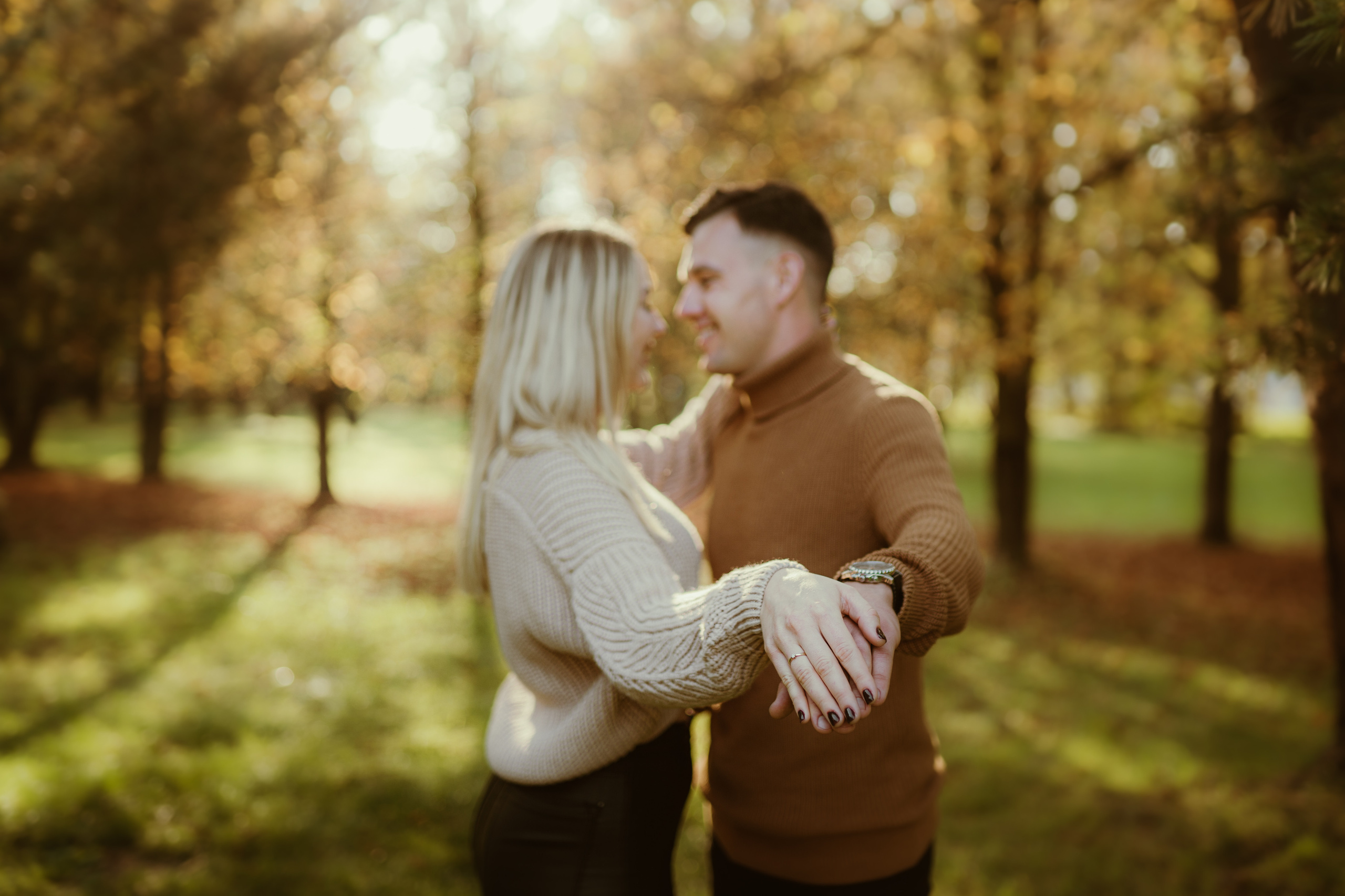 Jesienny spacer Kasi i Konrada. Karkowskafoto - fotografia miłości