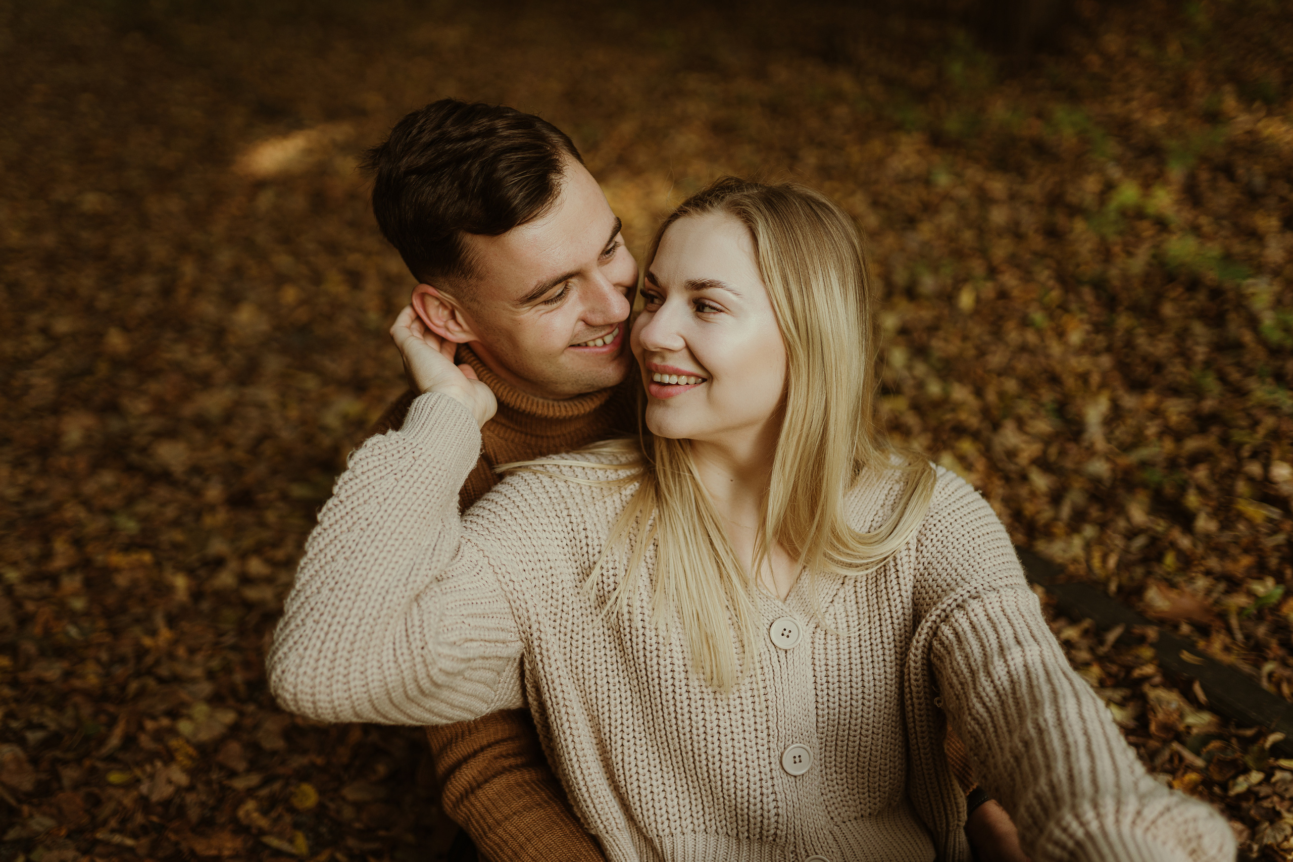 Jesienny spacer Kasi i Konrada. Karkowskafoto - fotografia miłości