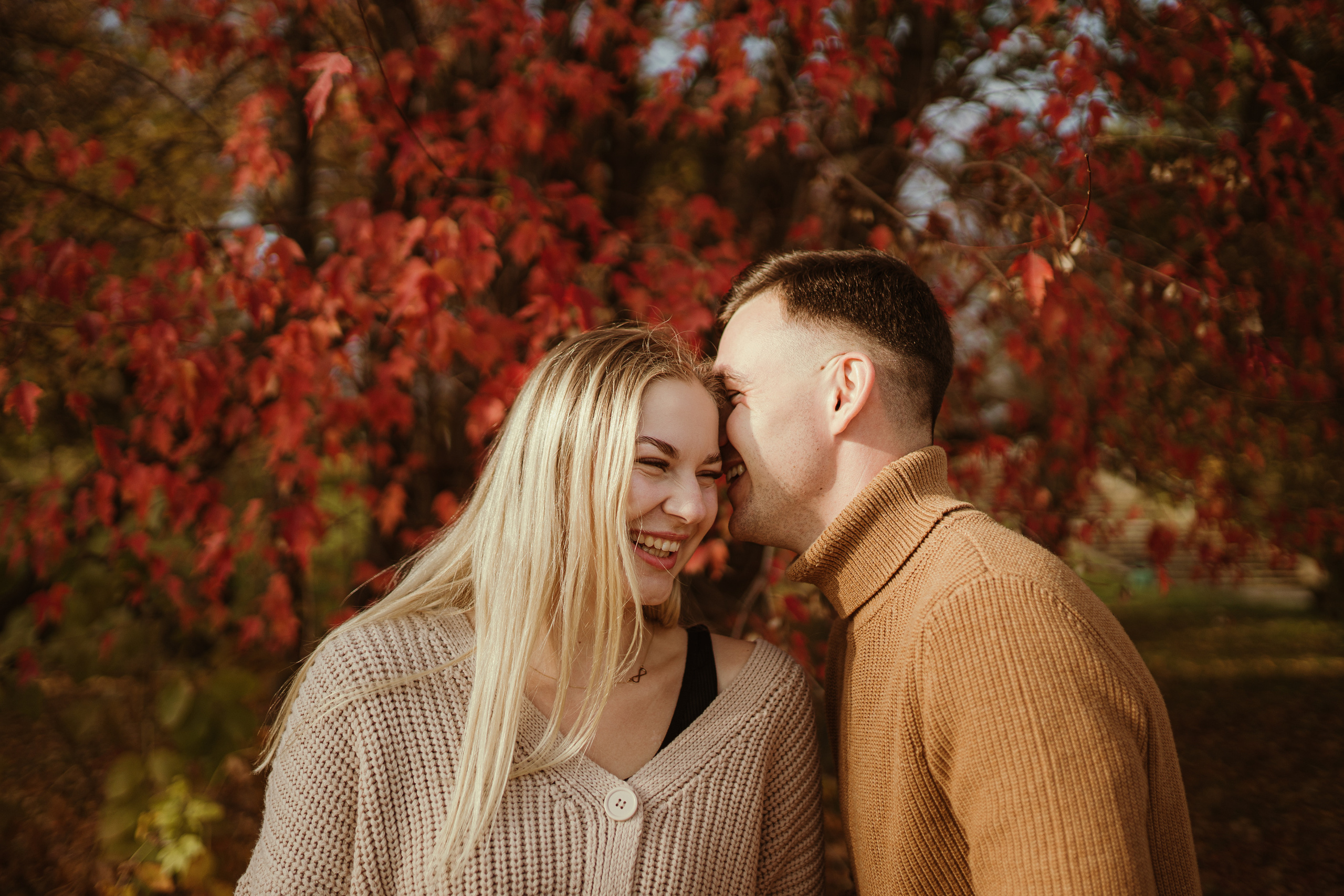 Jesienny spacer Kasi i Konrada. Karkowskafoto - fotografia miłości