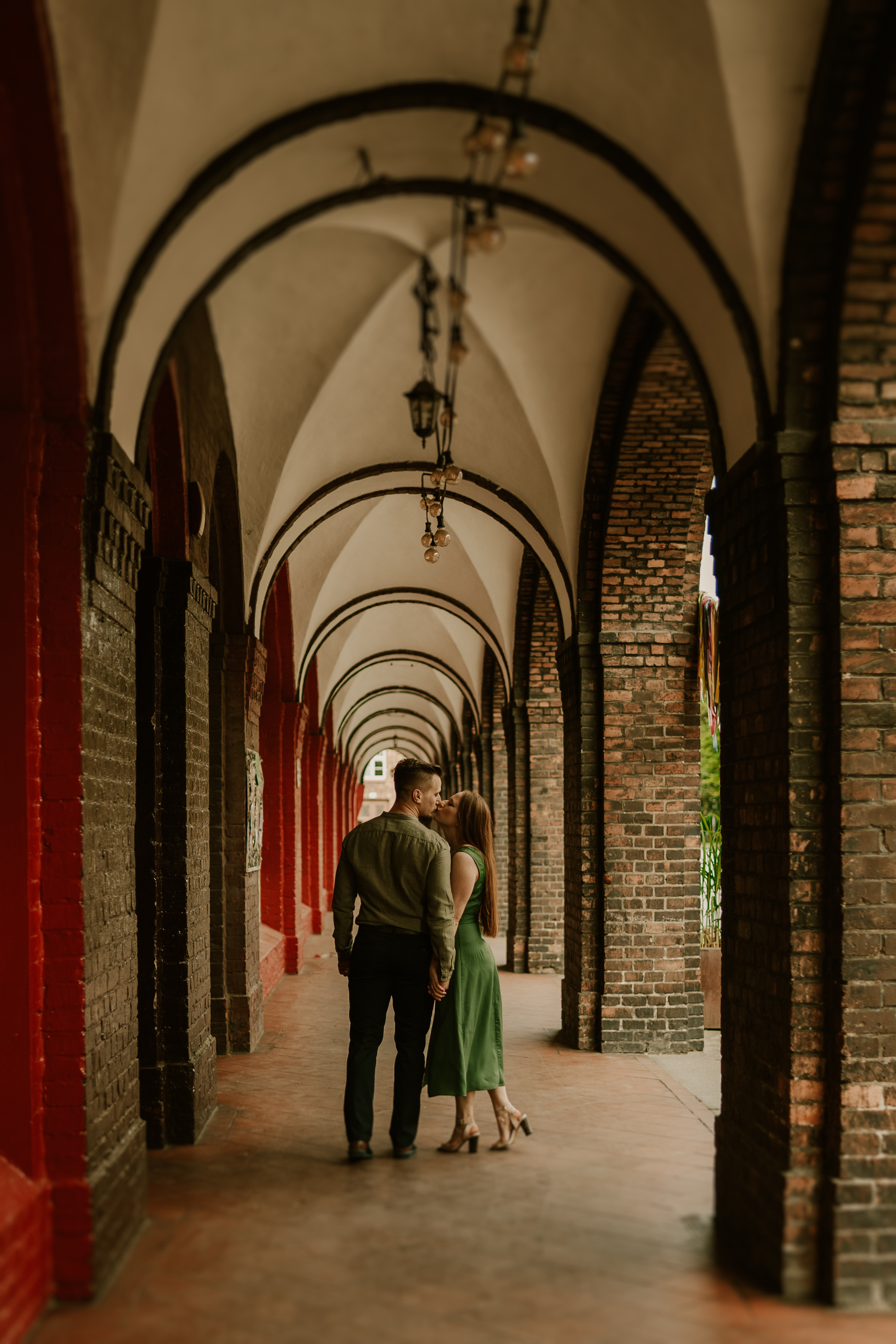 Piesek z okienka - sesja narzeczeńska Patrycji i Łukasza. Karkowskafoto - fotografia miłości