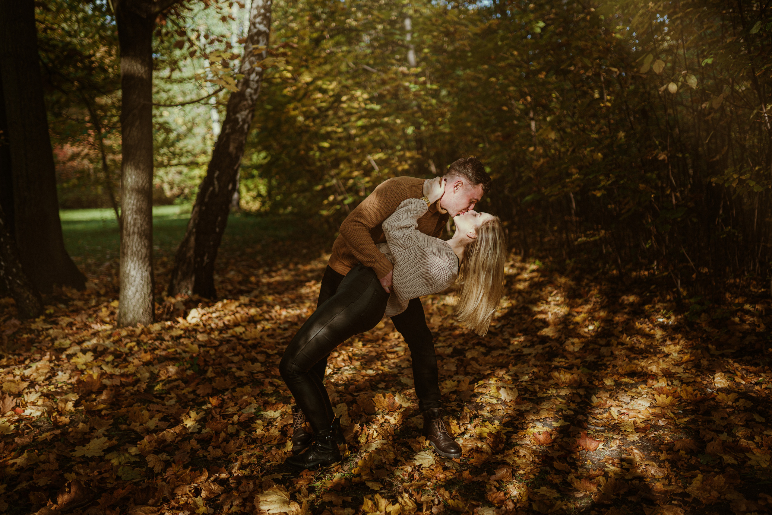 Jesienny spacer Kasi i Konrada. Karkowskafoto - fotografia miłości
