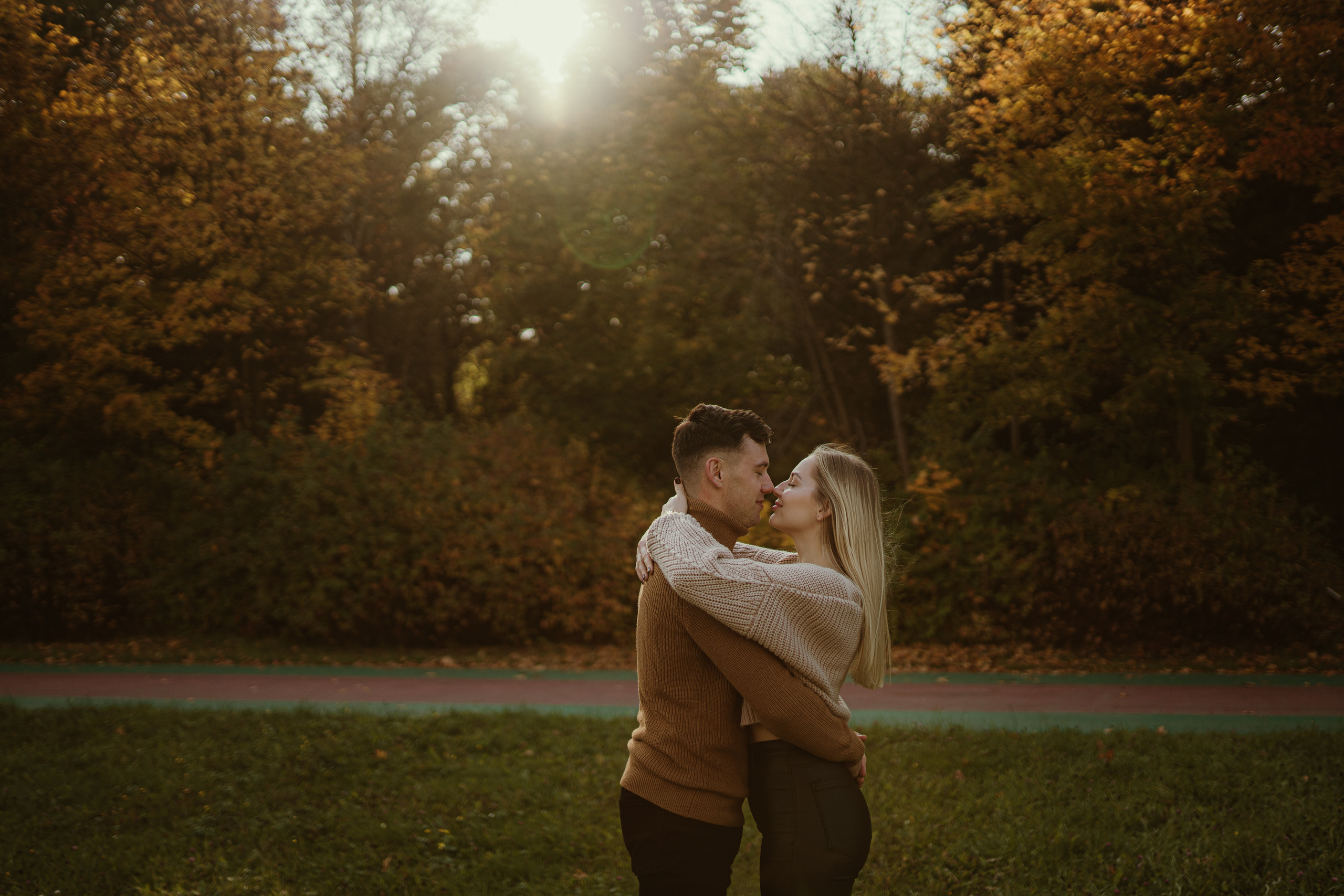 Jesienny spacer Kasi i Konrada. Karkowskafoto - fotografia miłości