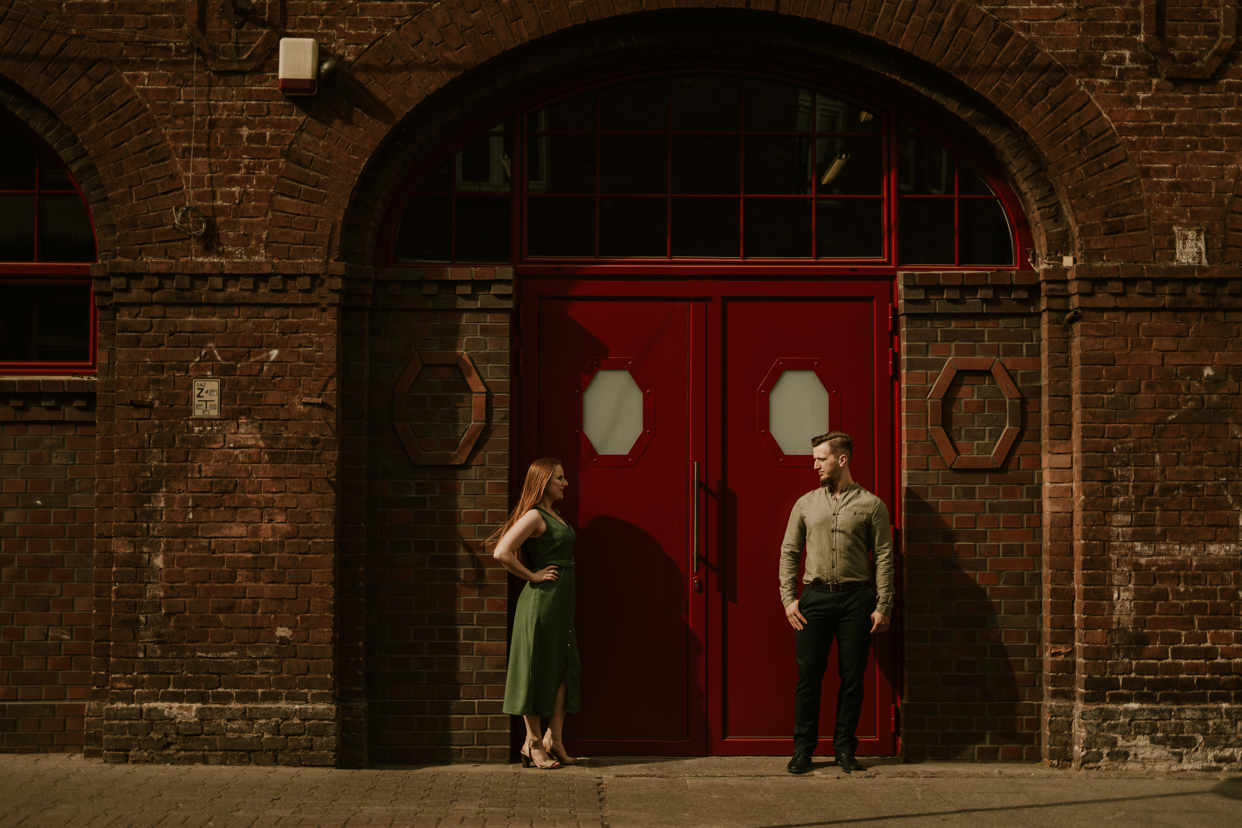 Piesek z okienka - sesja narzeczeńska Patrycji i Łukasza. Karkowskafoto - fotografia miłości