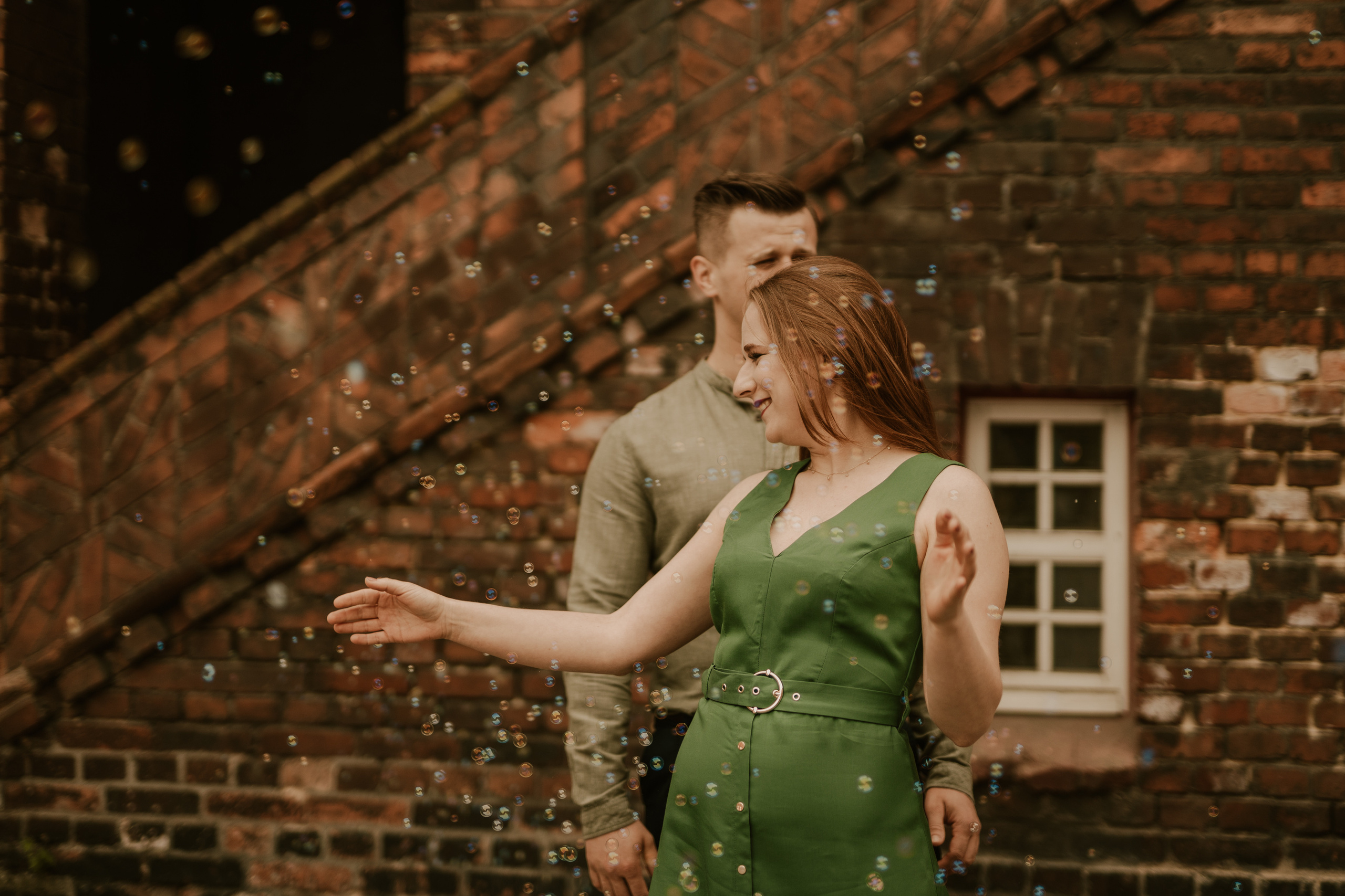 Piesek z okienka - sesja narzeczeńska Patrycji i Łukasza. Karkowskafoto - fotografia miłości