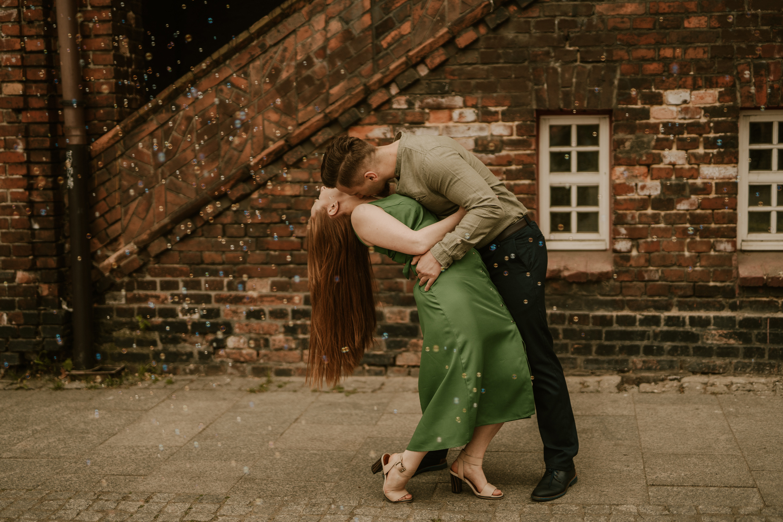 Piesek z okienka - sesja narzeczeńska Patrycji i Łukasza. Karkowskafoto - fotografia miłości