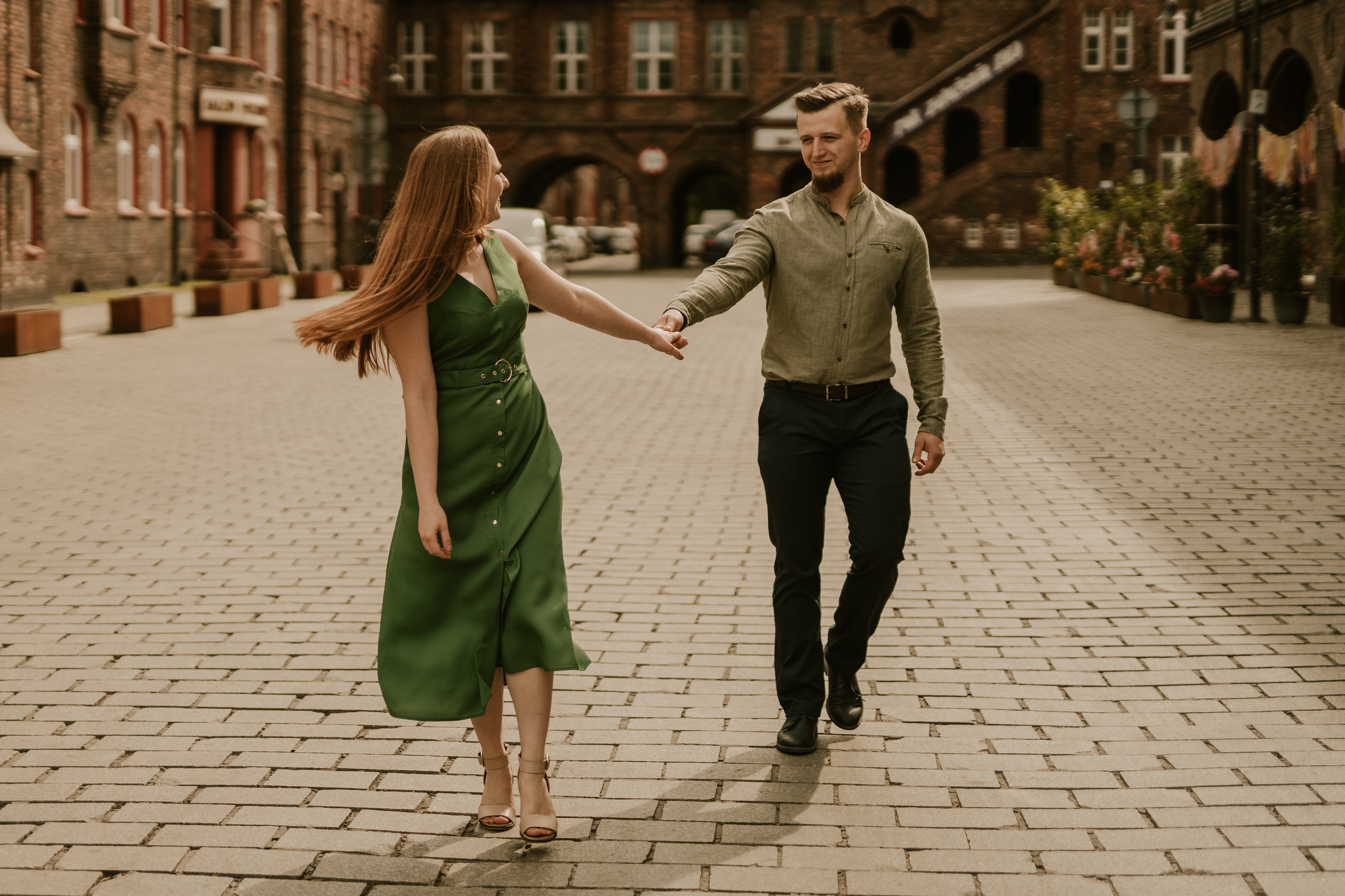 Piesek z okienka - sesja narzeczeńska Patrycji i Łukasza. Karkowskafoto - fotografia miłości