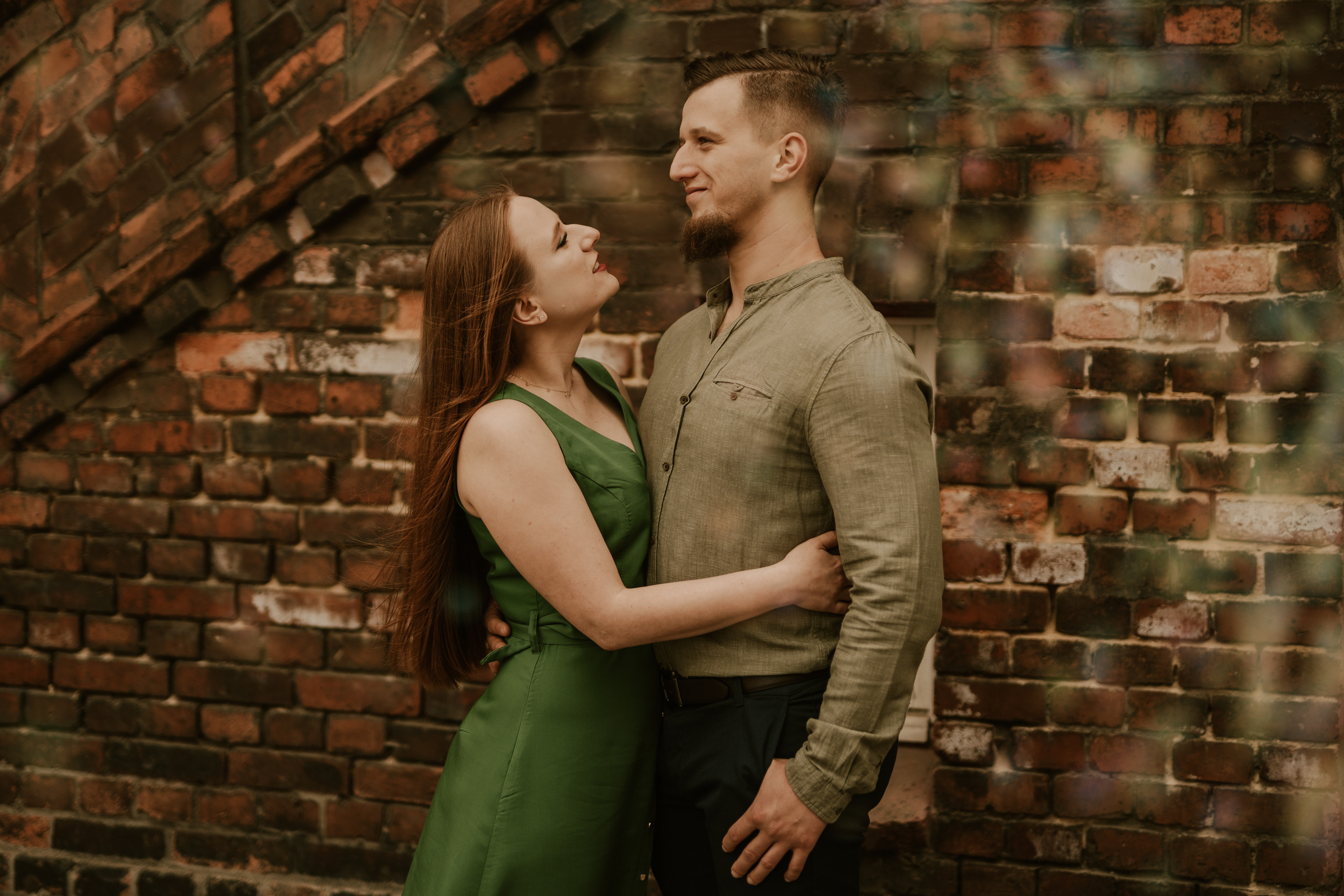 Piesek z okienka - sesja narzeczeńska Patrycji i Łukasza. Karkowskafoto - fotografia miłości