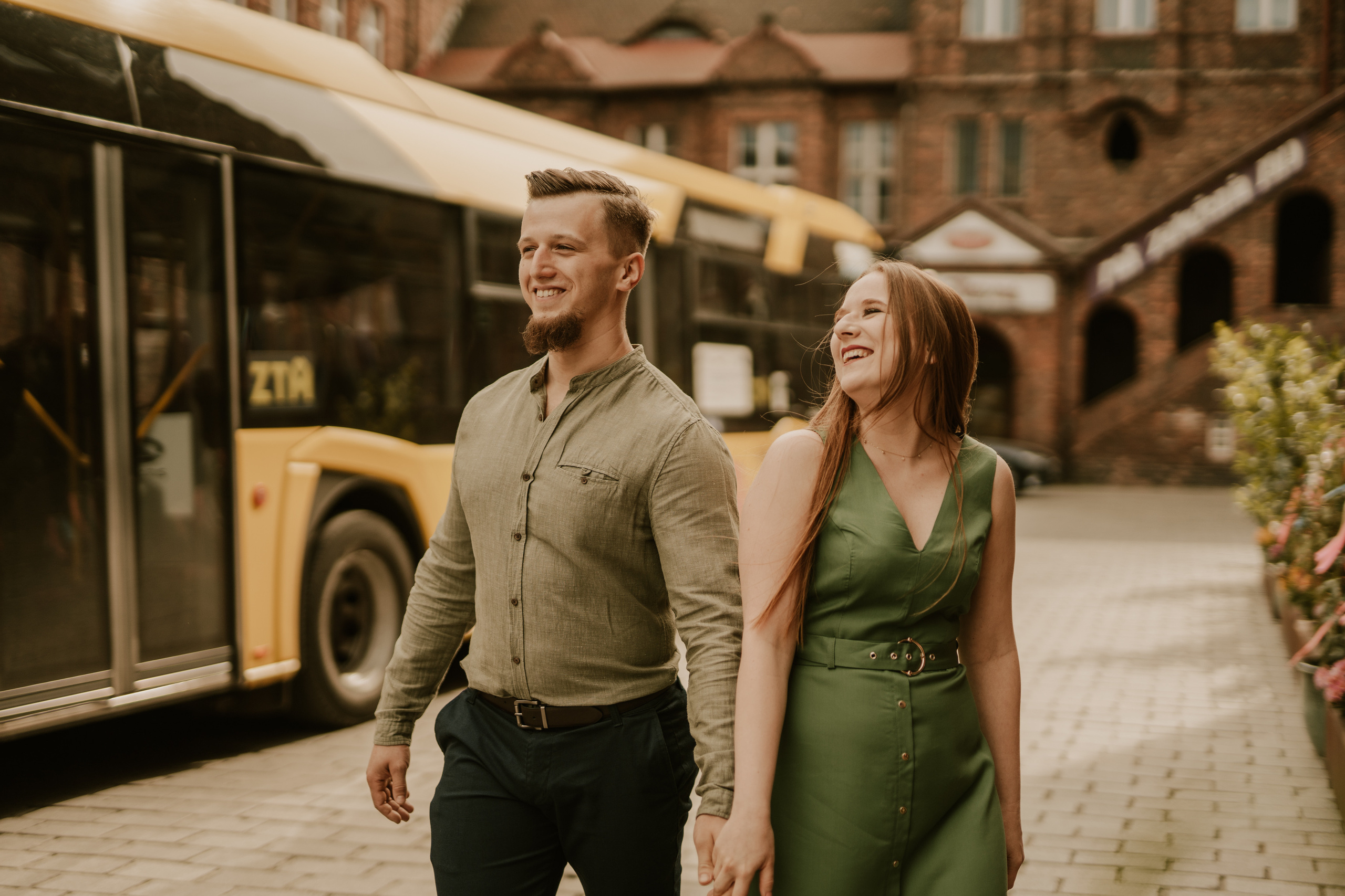 Piesek z okienka - sesja narzeczeńska Patrycji i Łukasza. Karkowskafoto - fotografia miłości