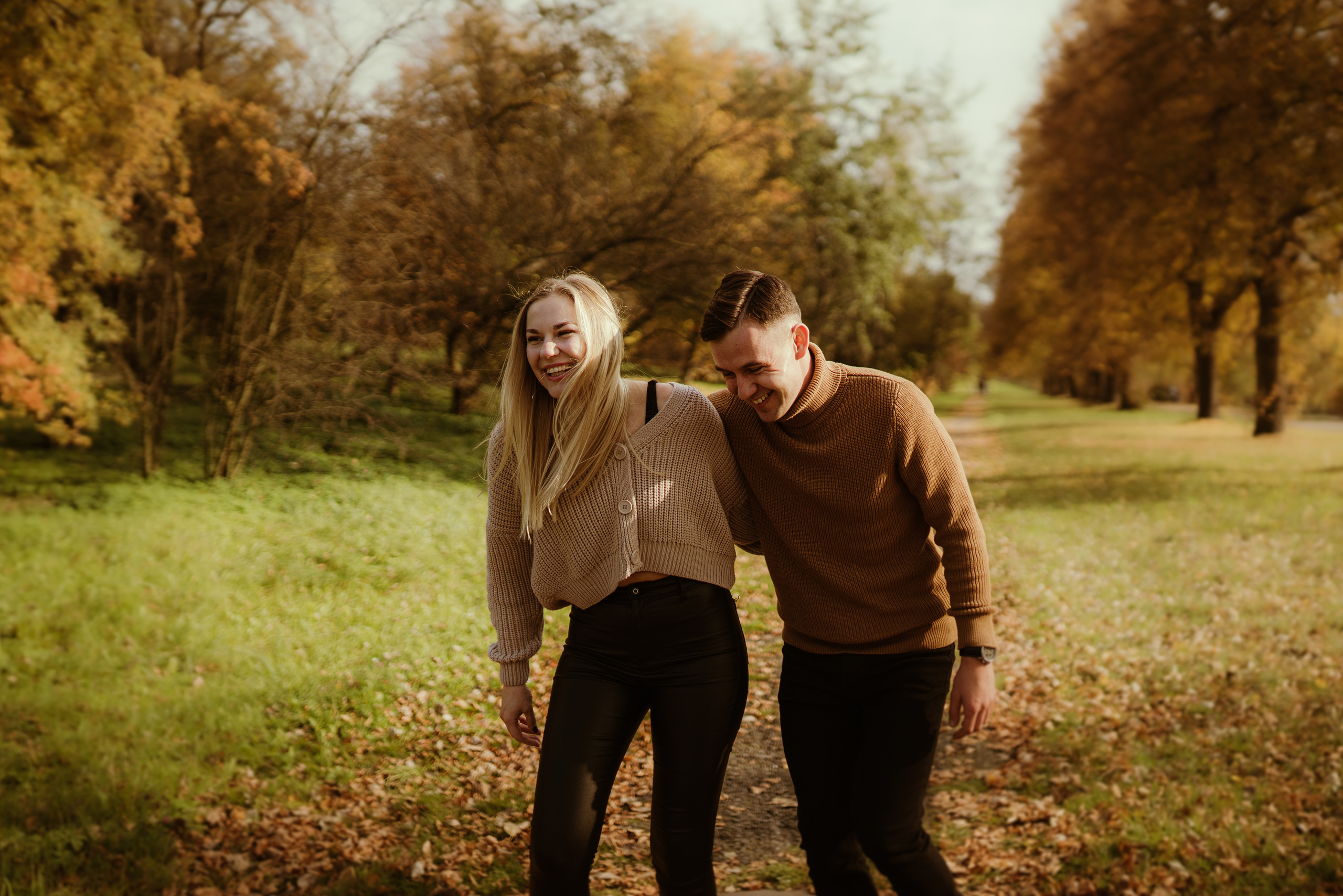 Jesienny spacer Kasi i Konrada. Karkowskafoto - fotografia miłości